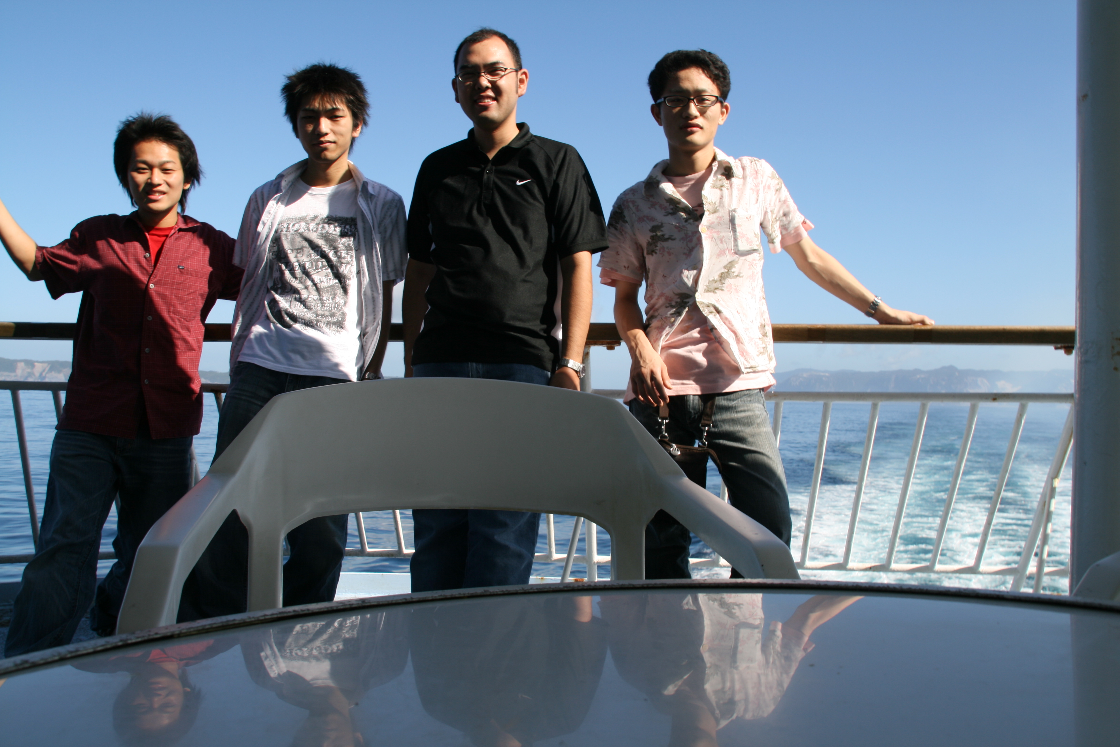 テーブルにカメラをおいて記念撮影 テーブルにカメラをおいて記念撮影