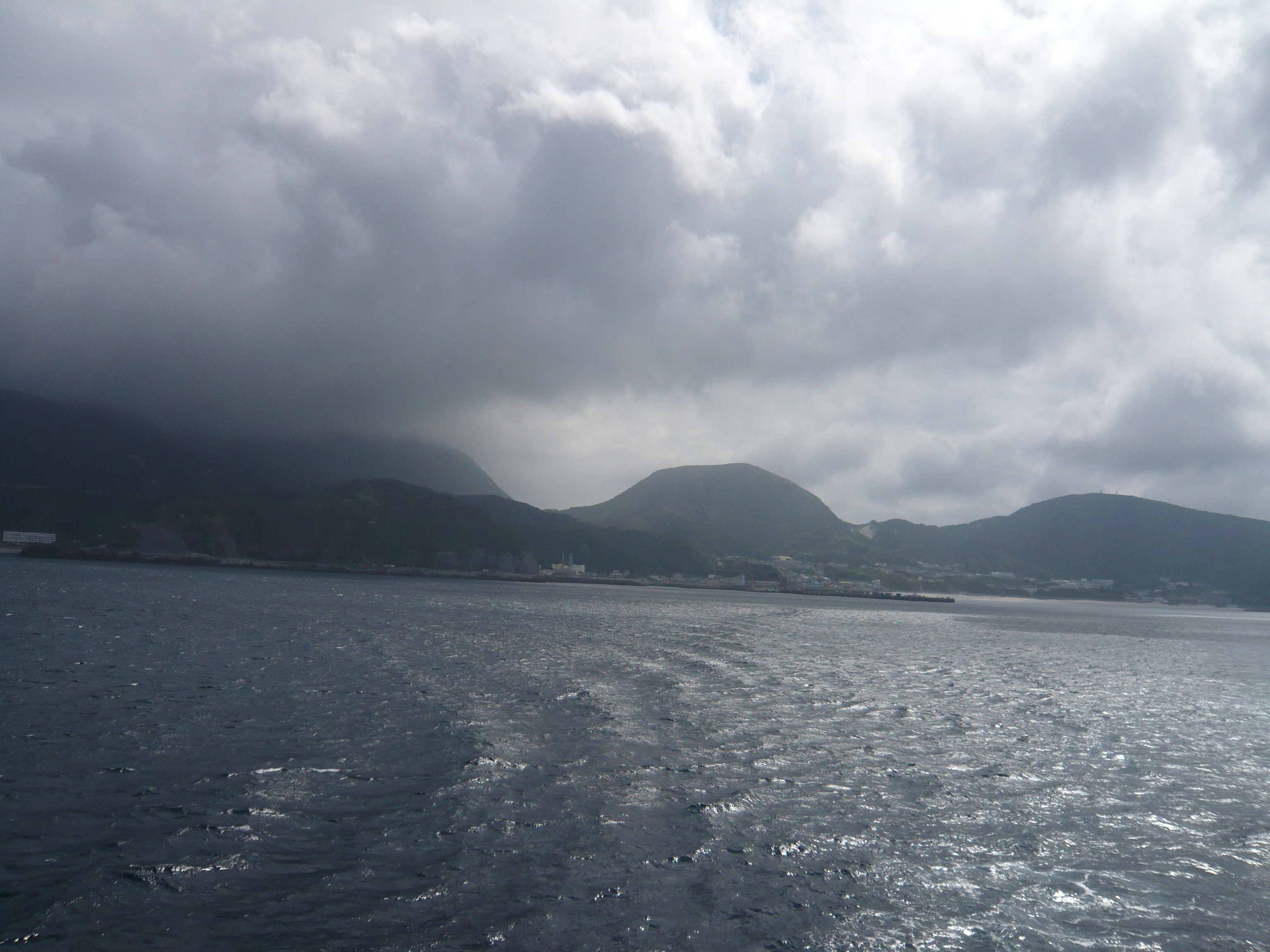 出航して、神津島を離れる