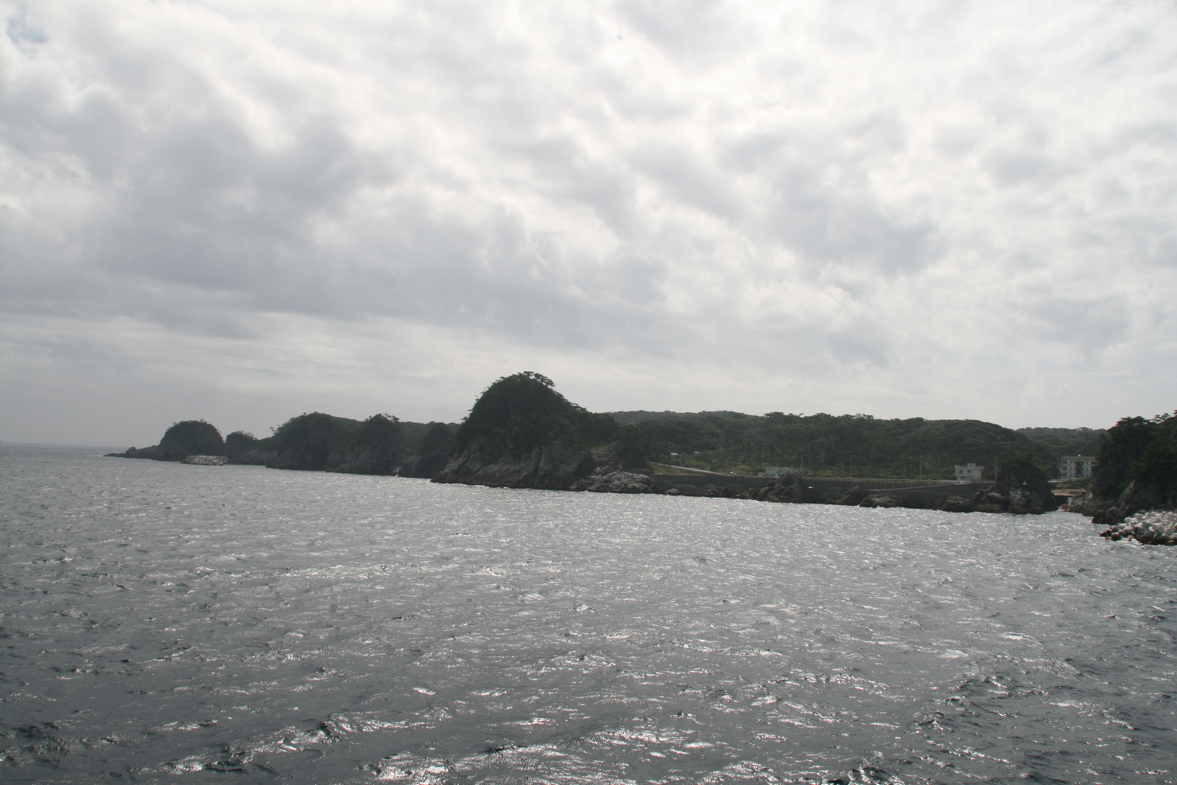 次の離島「新島」に着岸