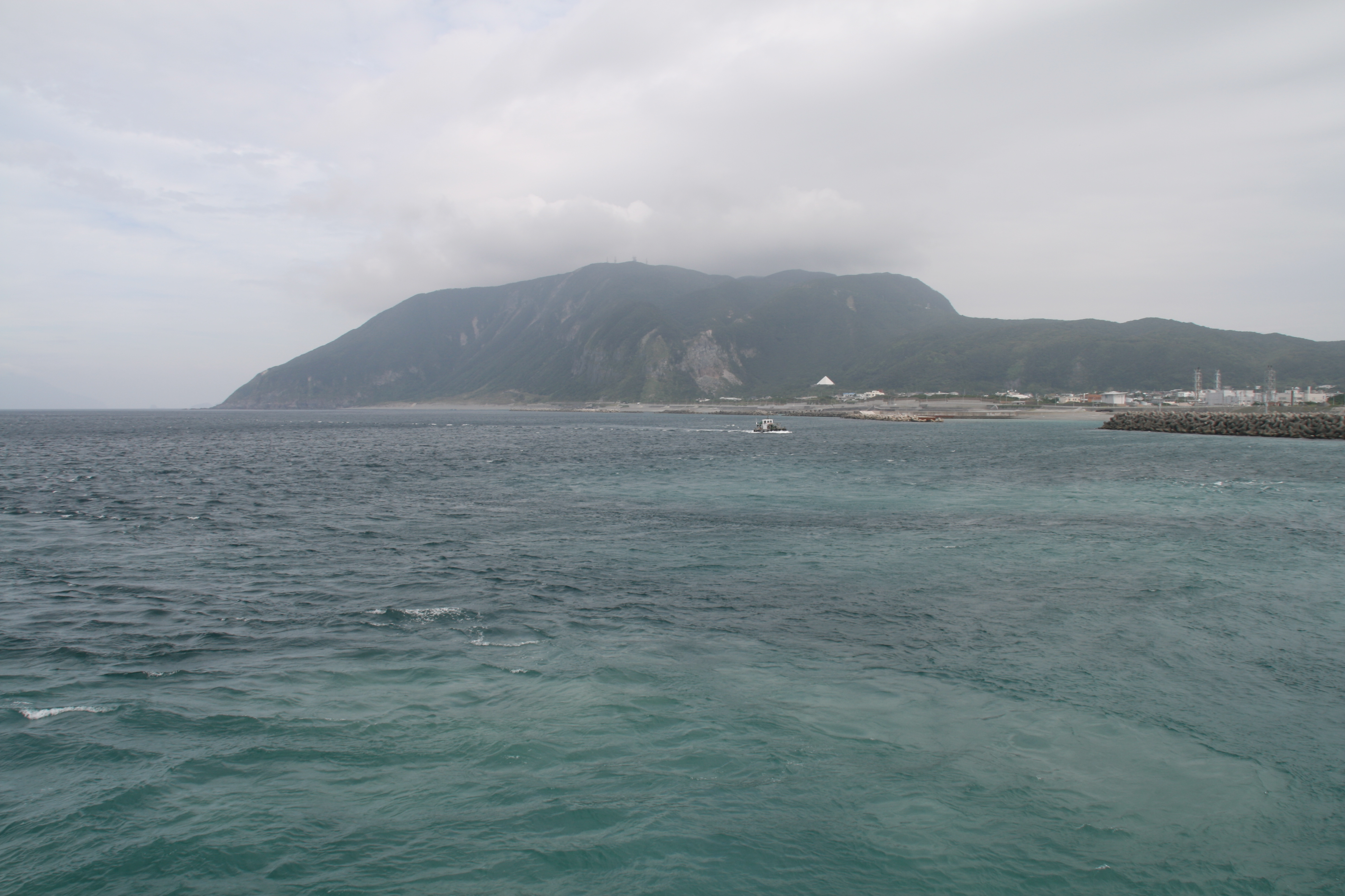 エメラルドグリーンの海と新島