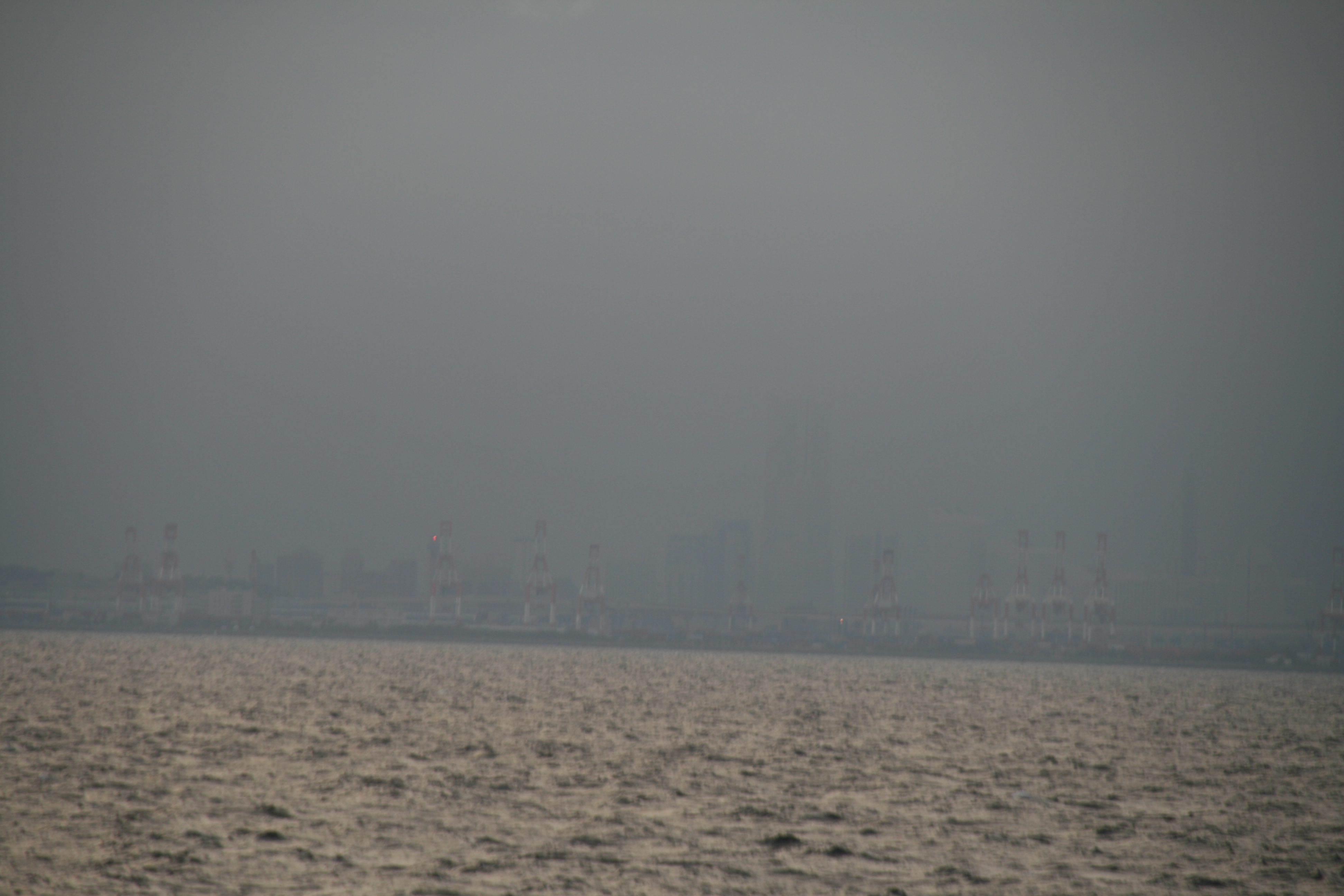 ランドマークタワーと火力発電所