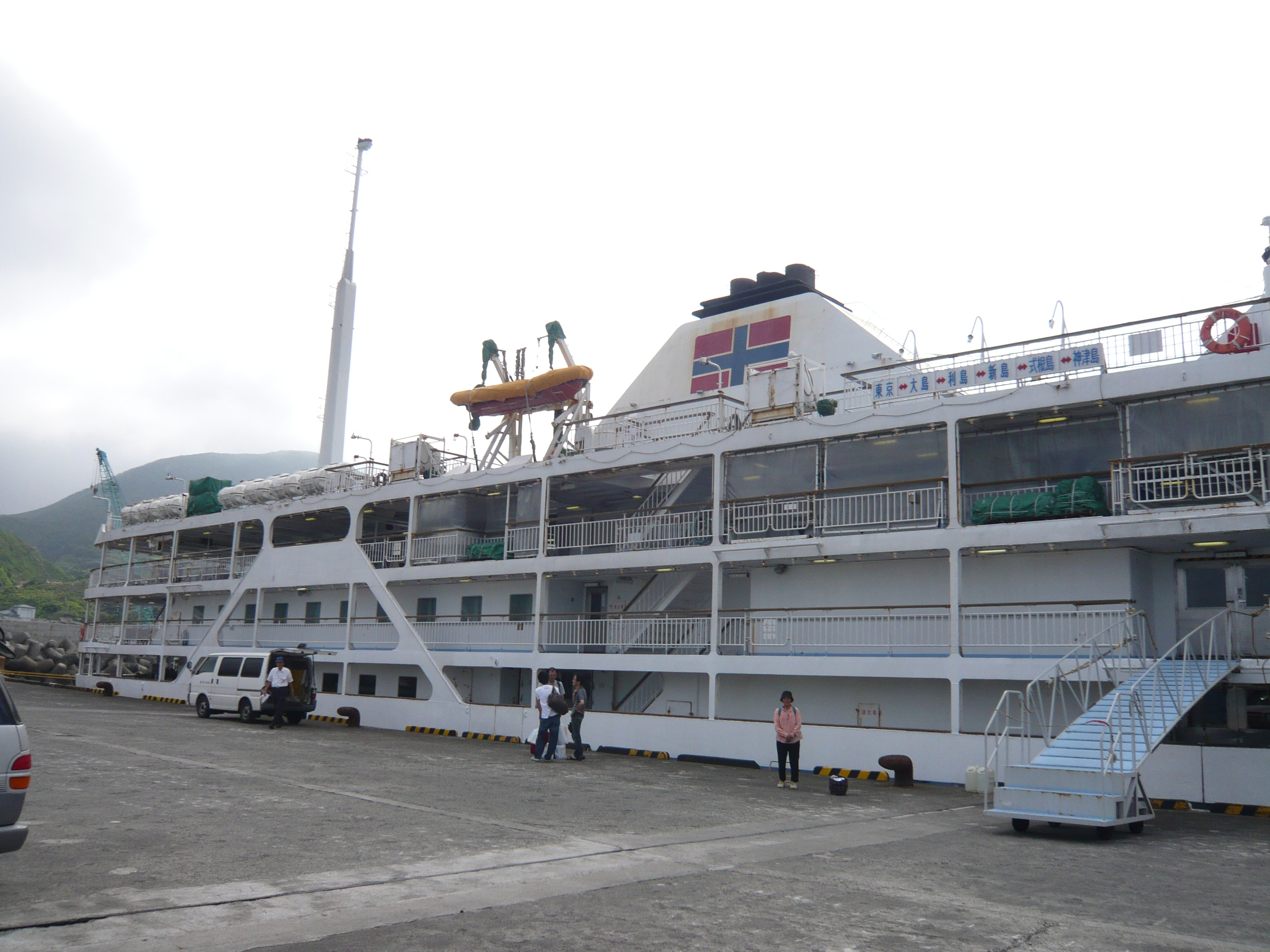 さるびあ丸の横側