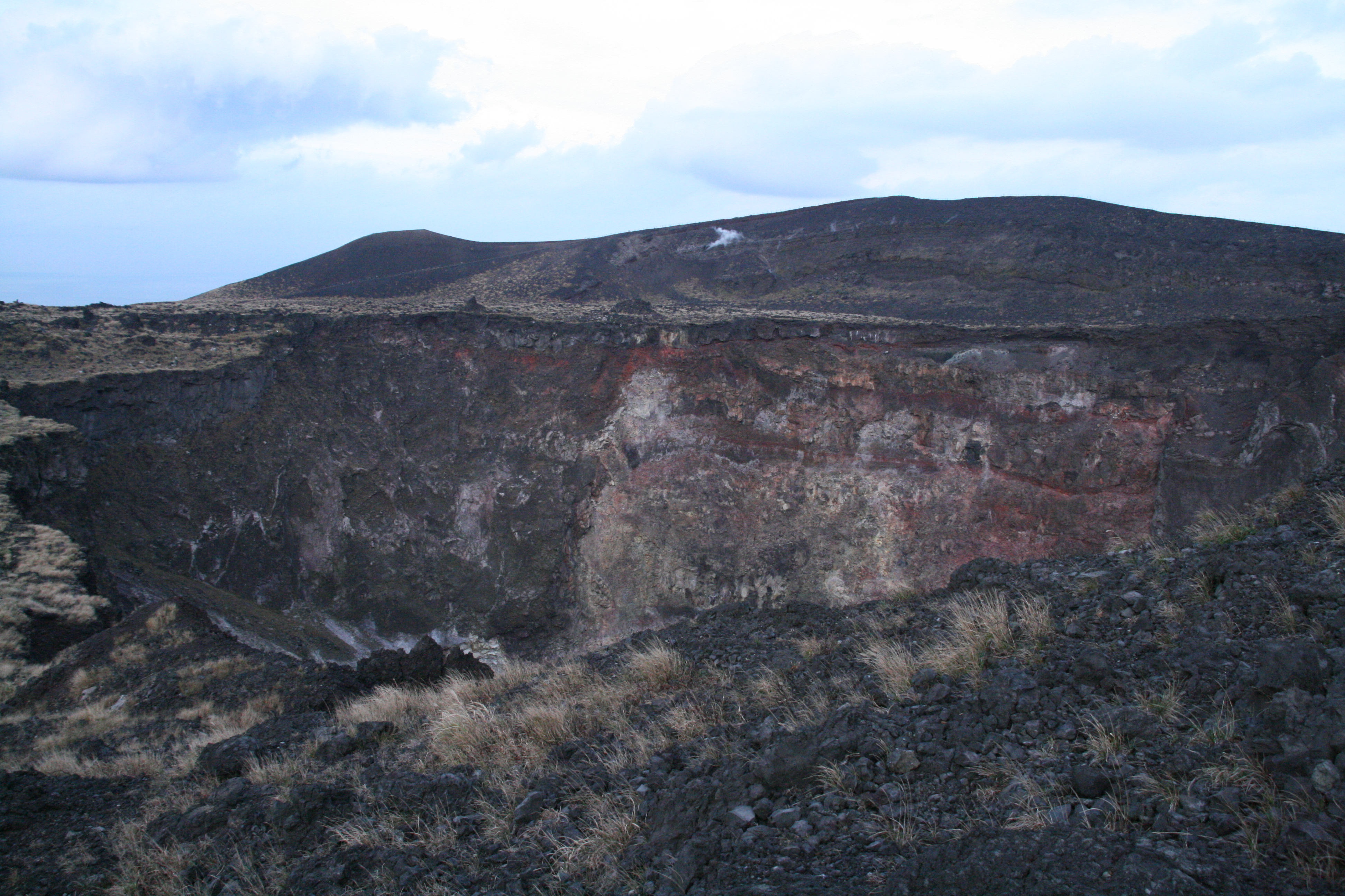 大きな地層と噴煙 大きな地層と噴煙