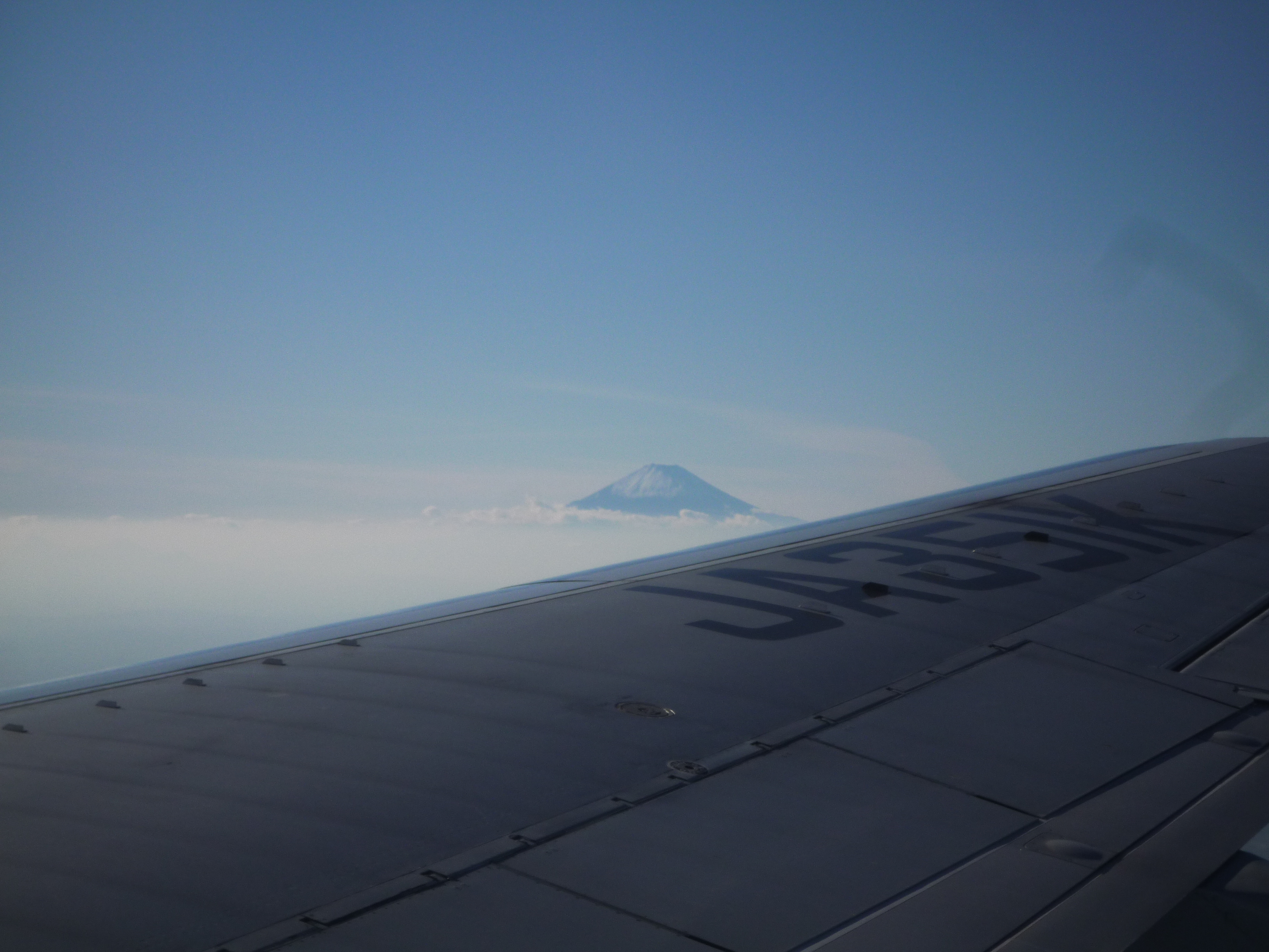 飛行機から富士山が見える 飛行機から富士山が見える
