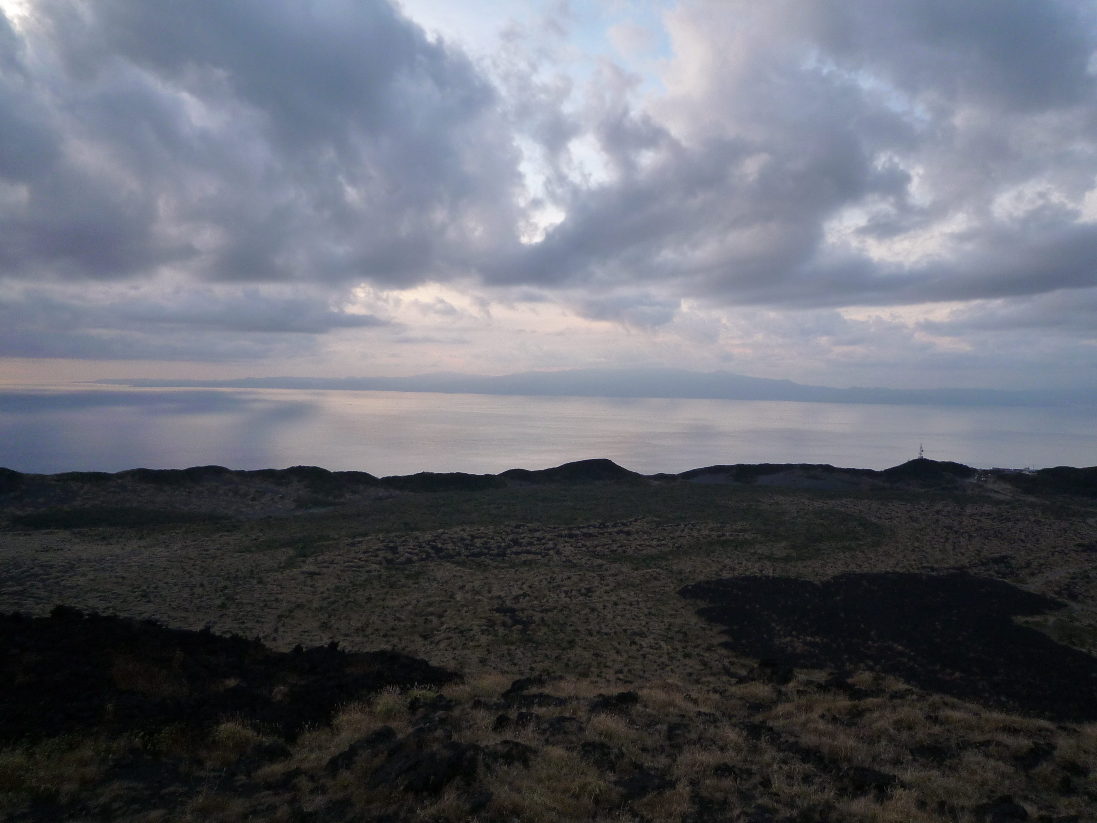 三原山と海 三原山と海