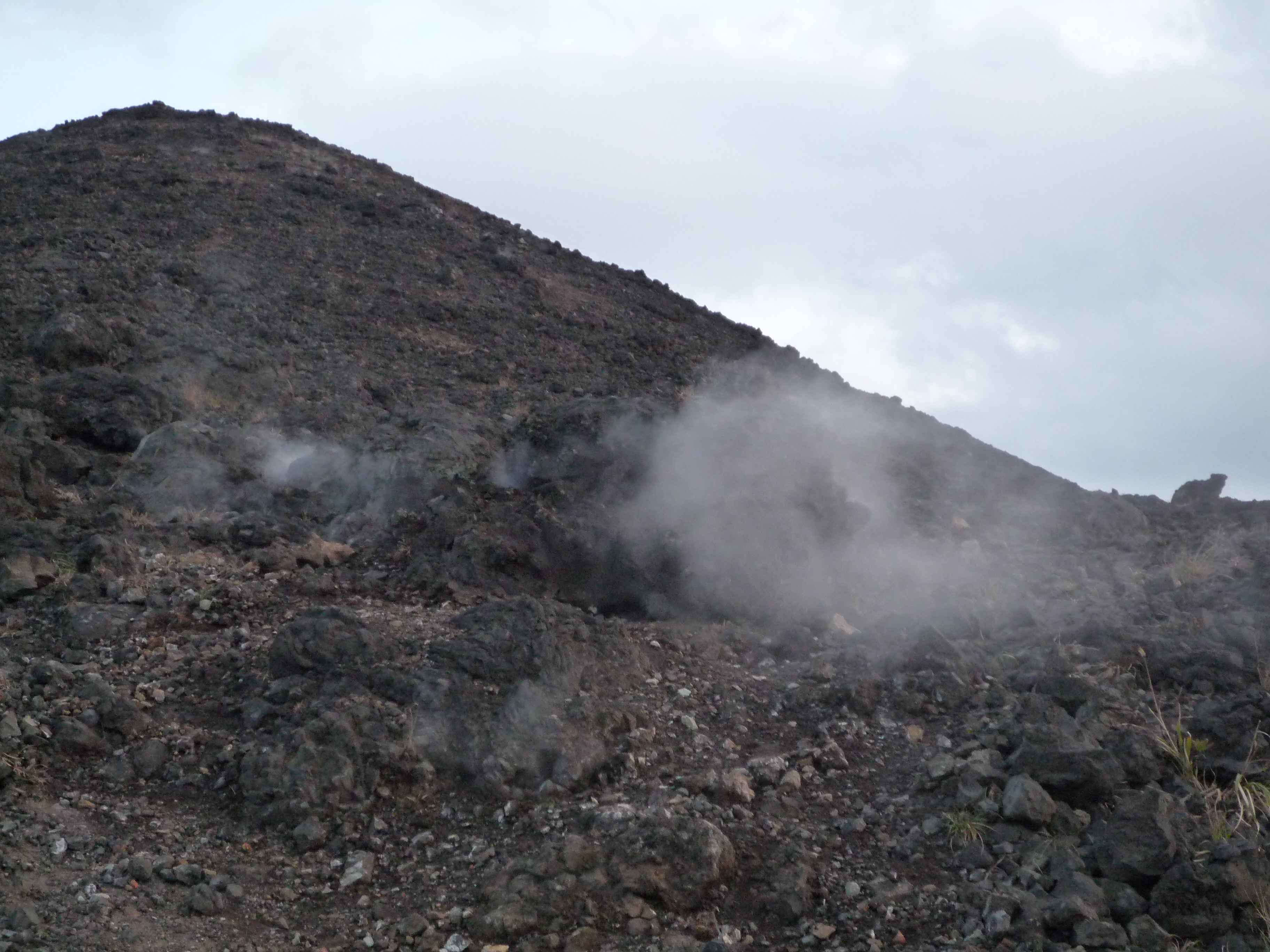 噴煙が出ている 噴煙が出ている