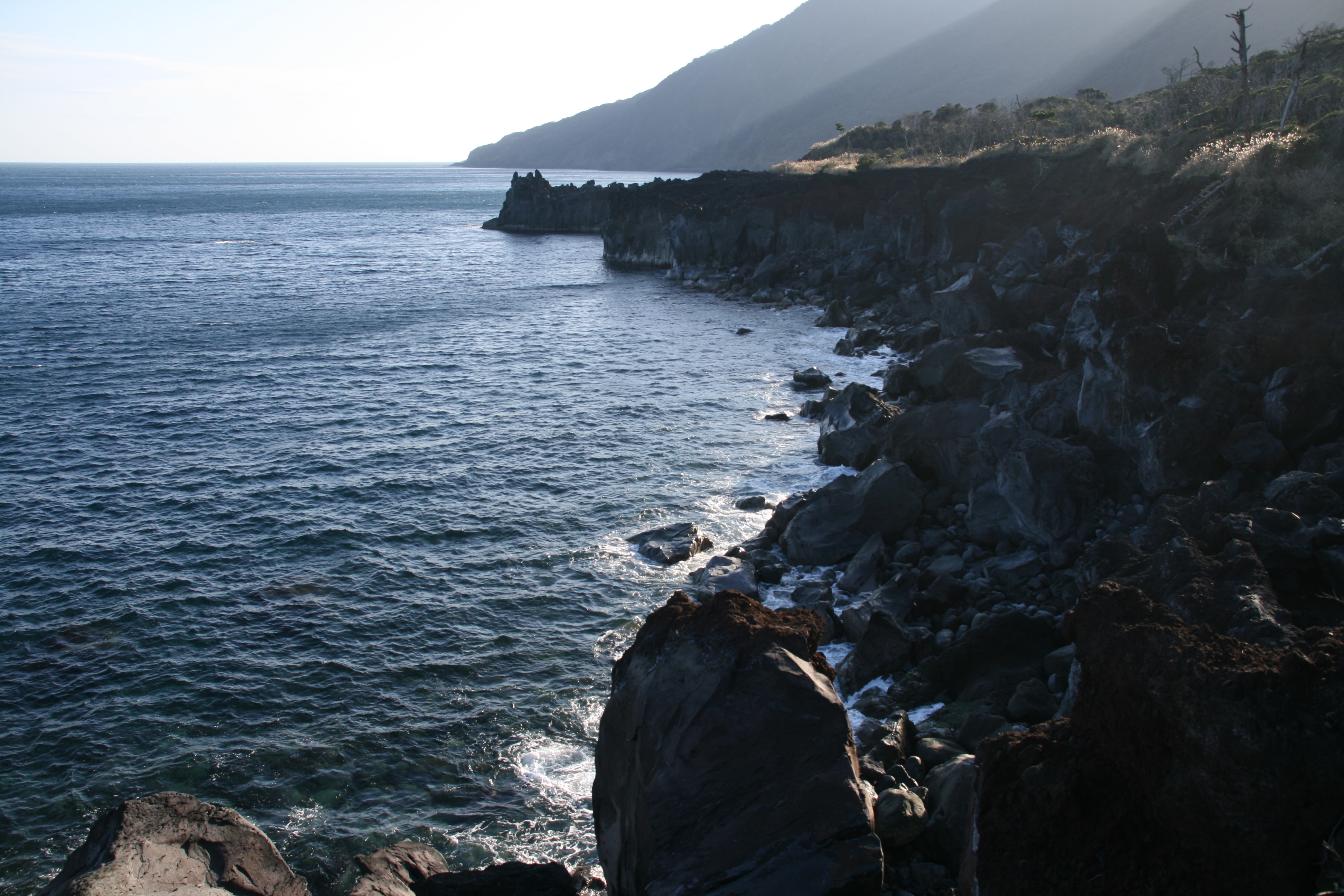 大きな岩の岩礁地帯が広がる 大きな岩の岩礁地帯が広がる