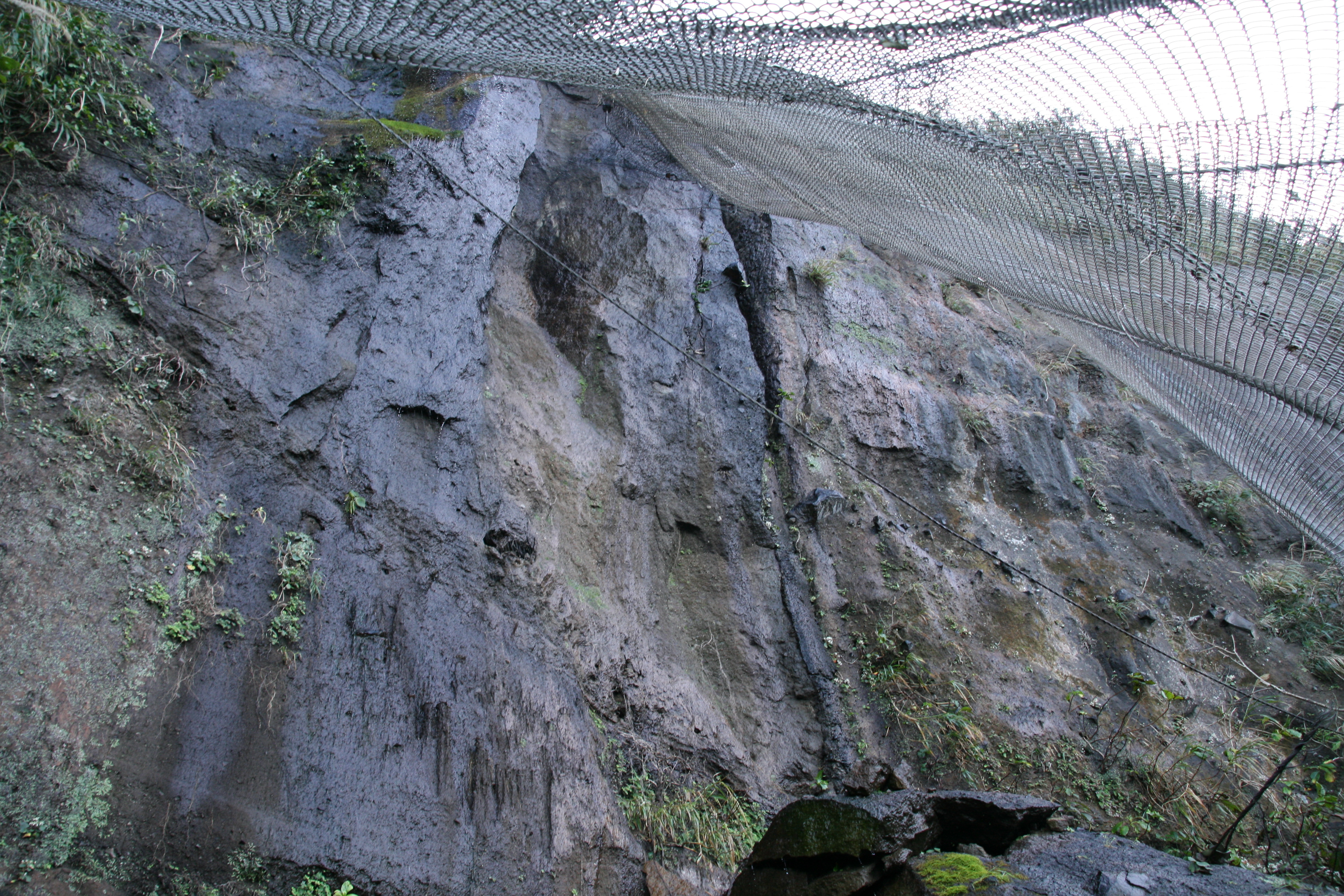 擁壁の中も水だらけ 擁壁の中も水だらけ