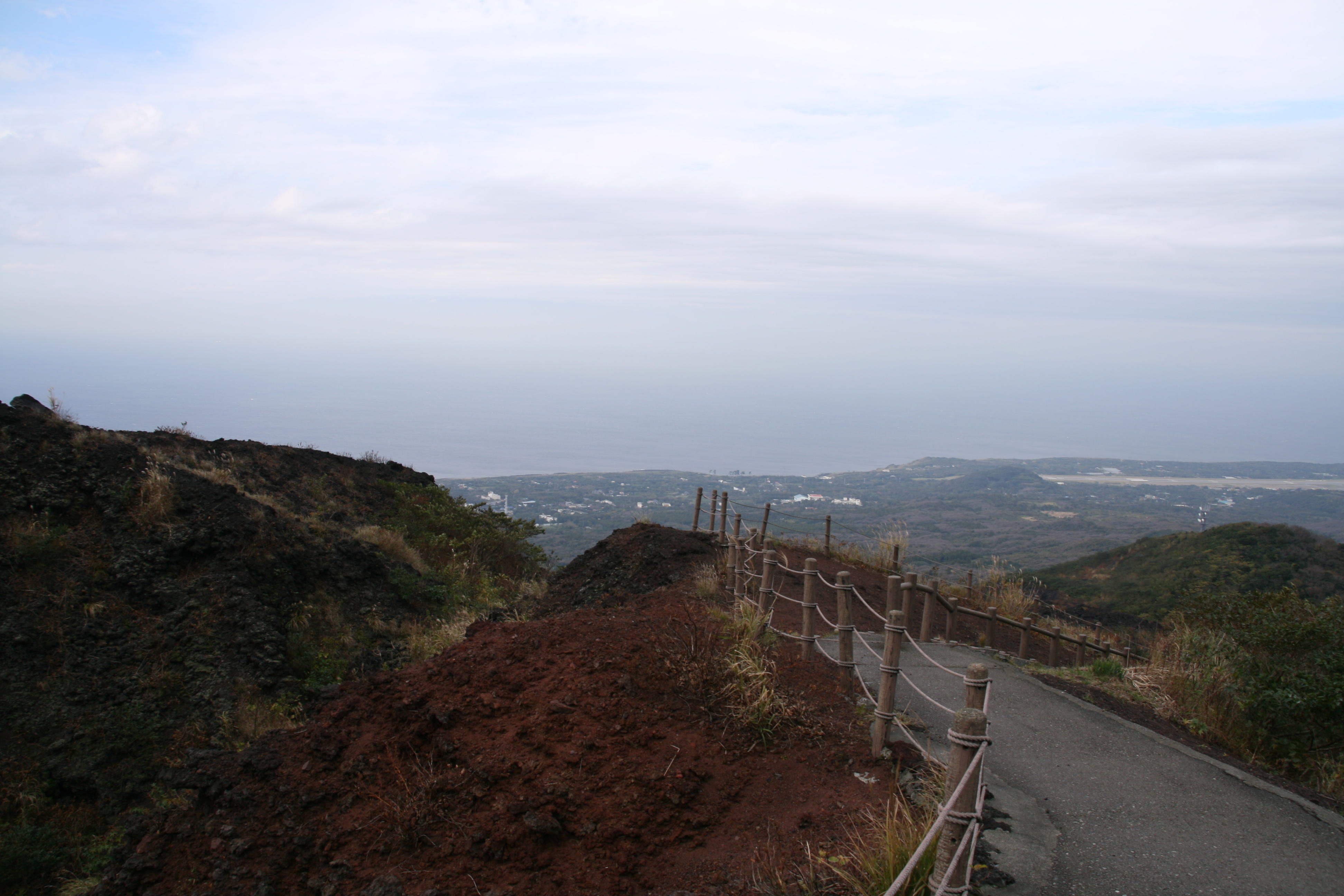 遊歩道と平地が見える