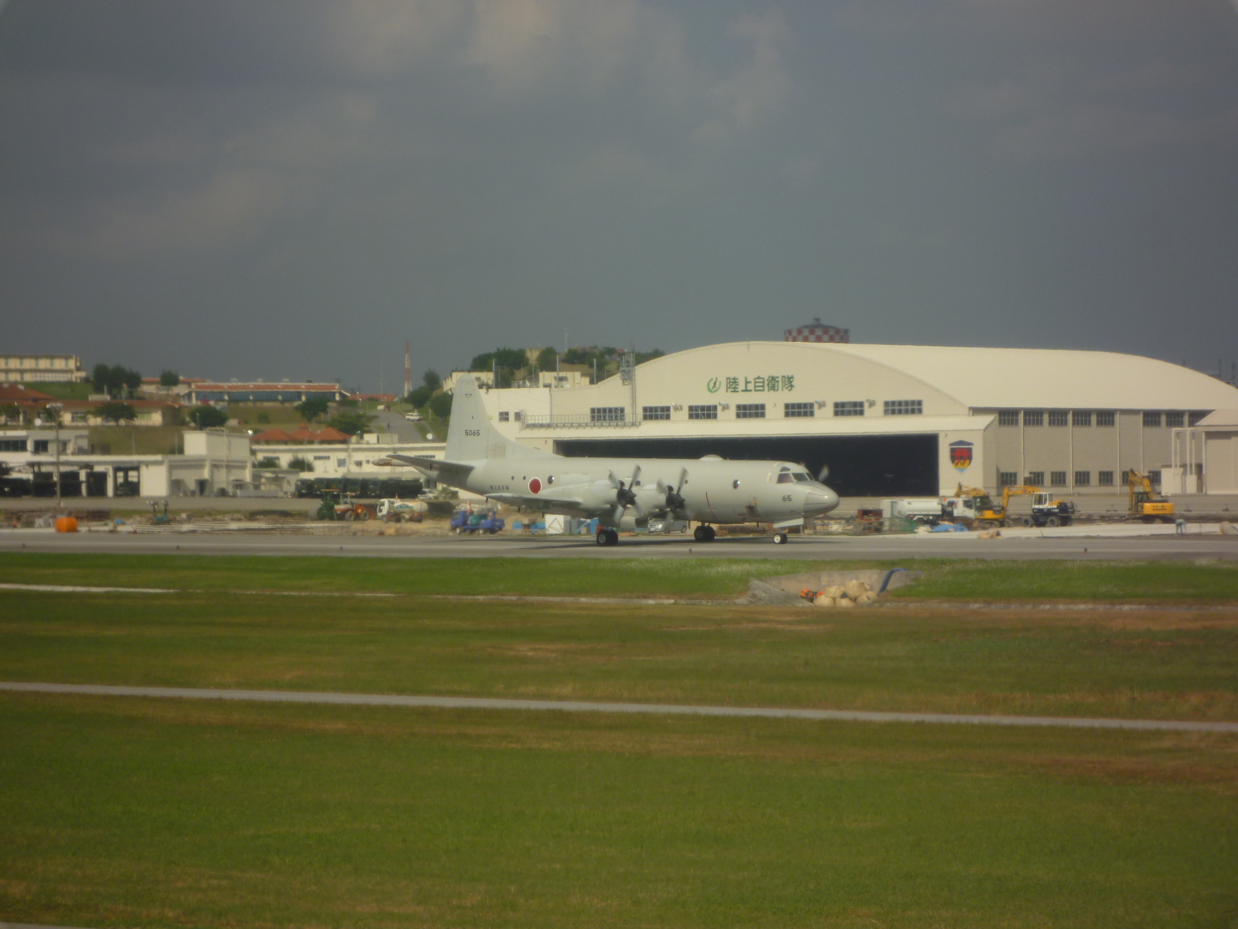 陸上自衛隊のハンガーと海上自衛隊のプロペラ機