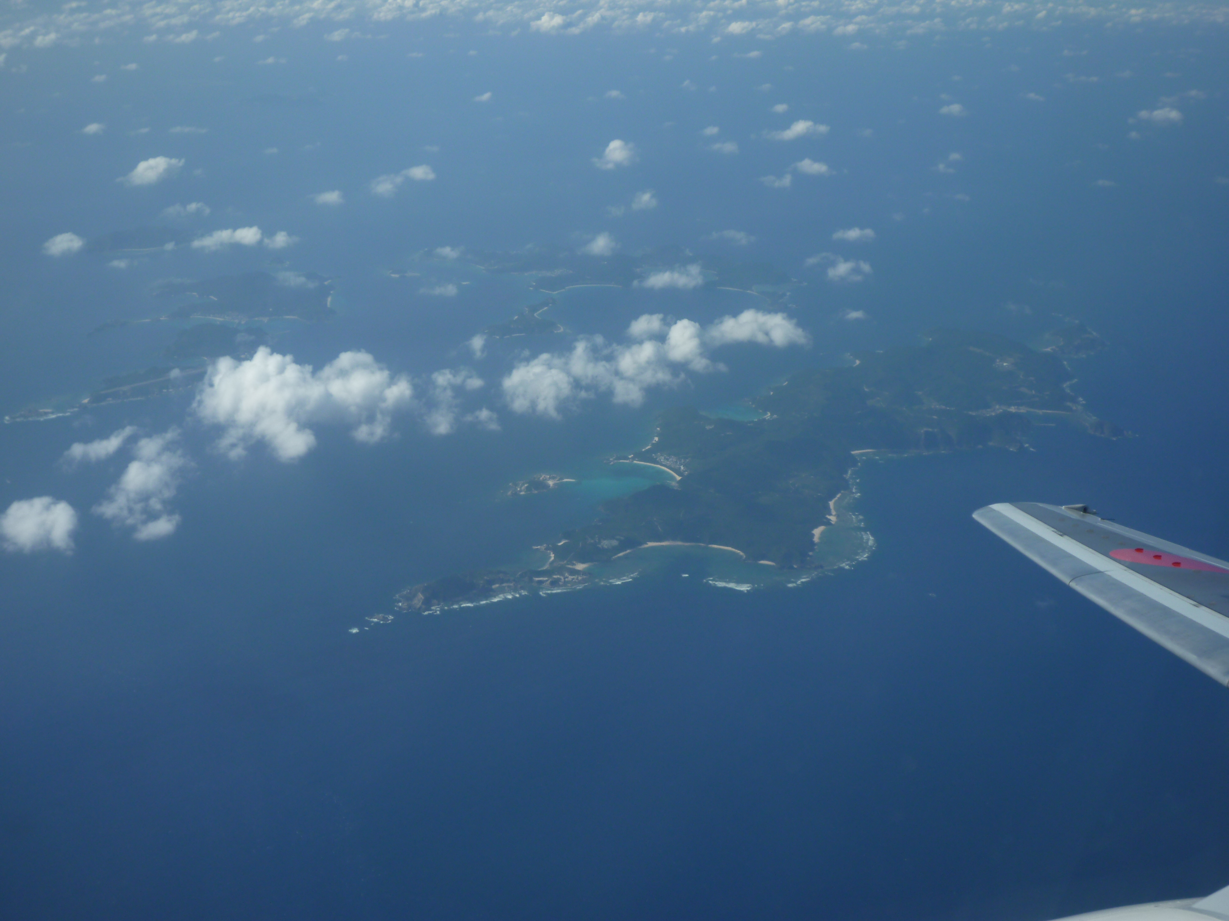 日本トランスオーシャン航空の飛行機から見た八重山諸島