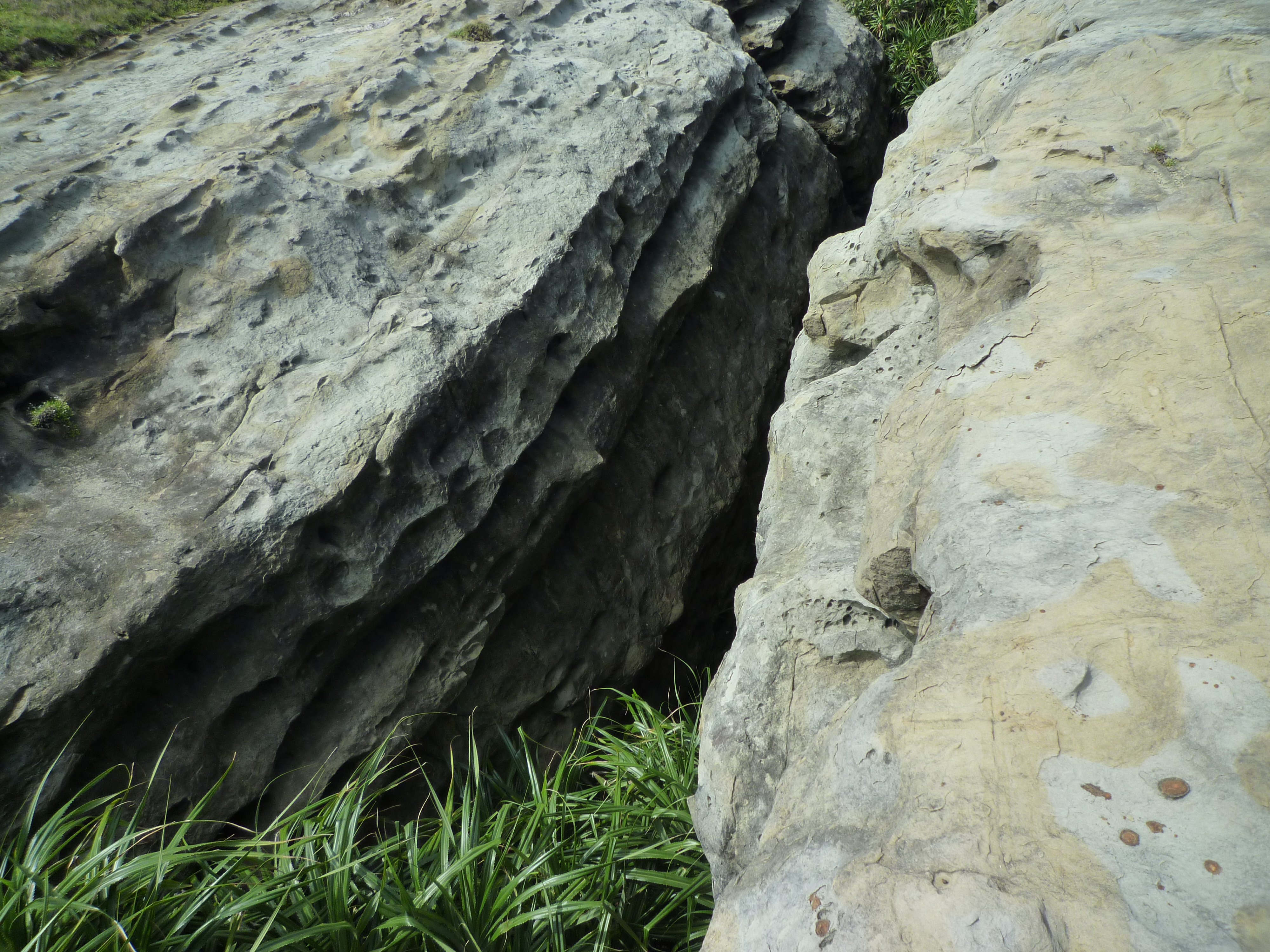 大きな岩と岩の間