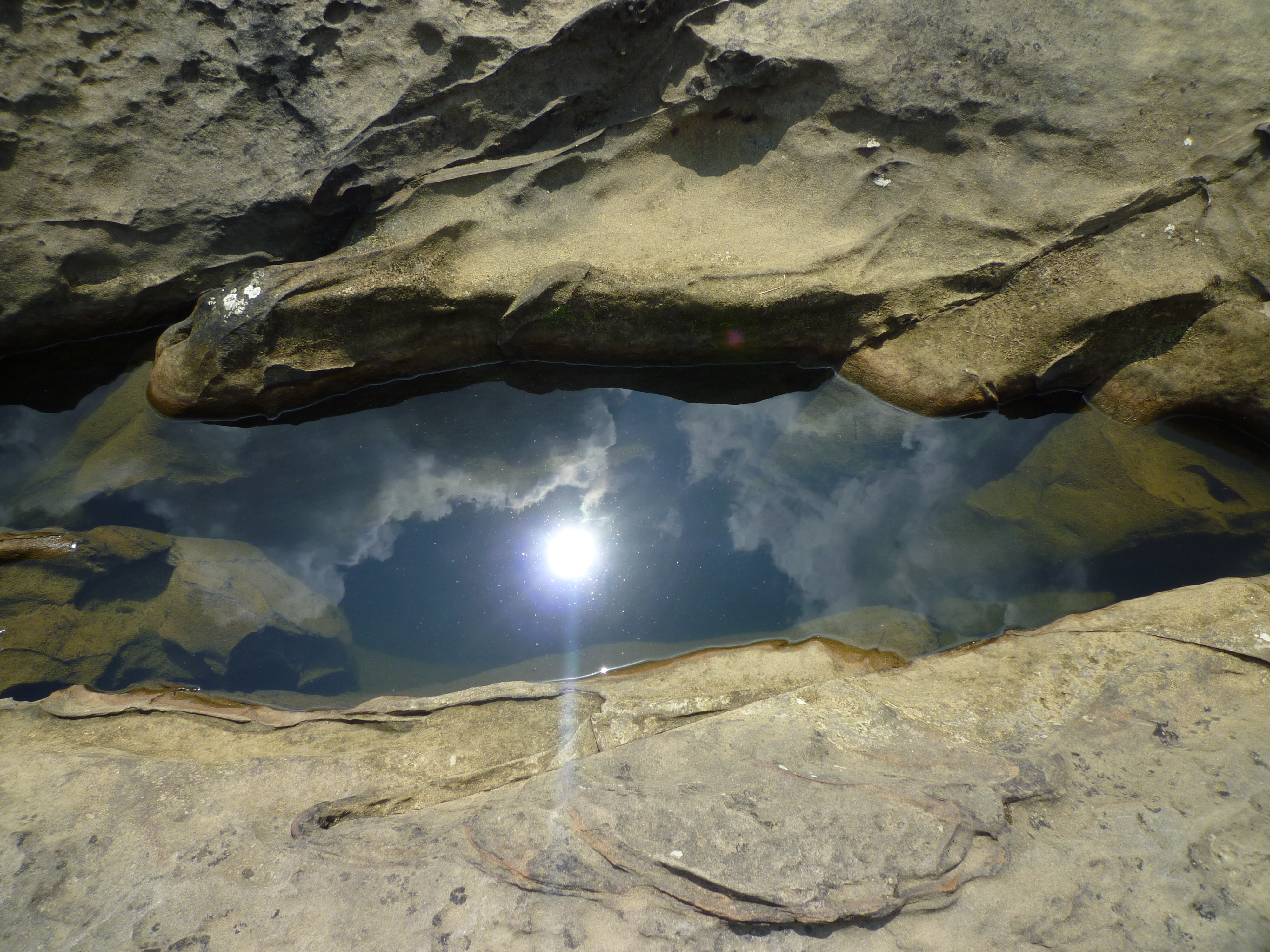 岩の水の中の太陽