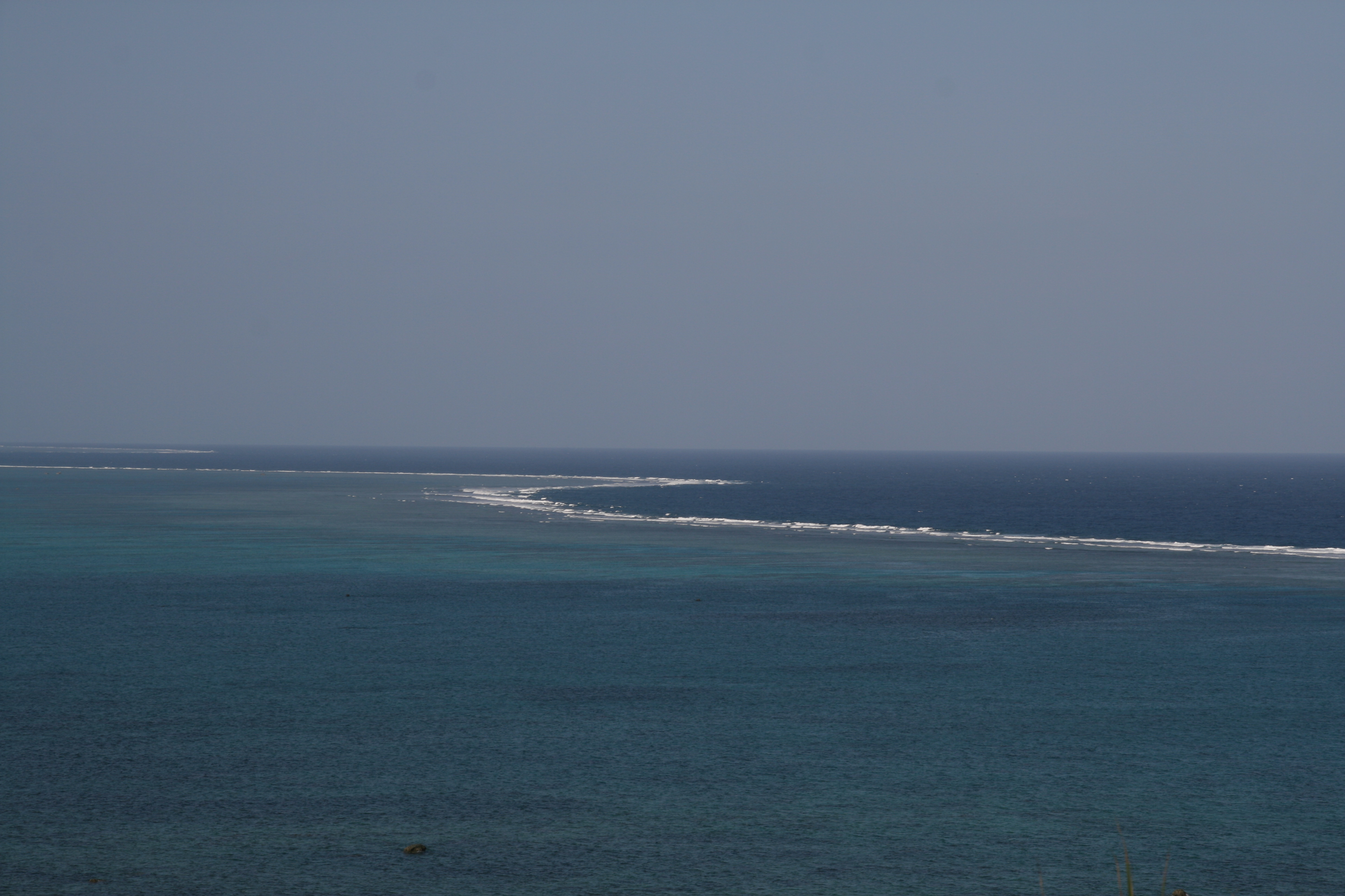 色の異なる波が来る