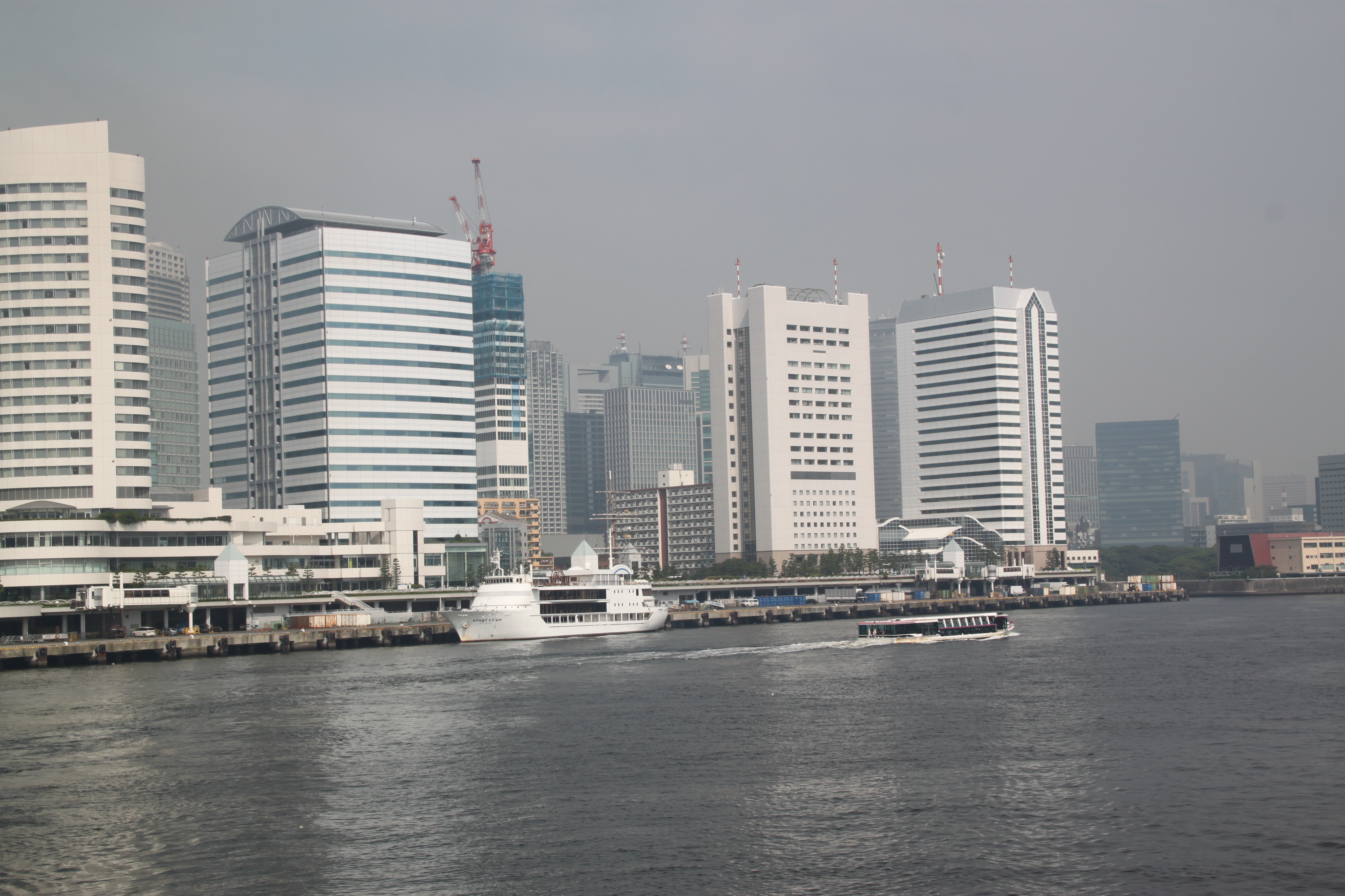 竹芝桟橋付近の中層ビル