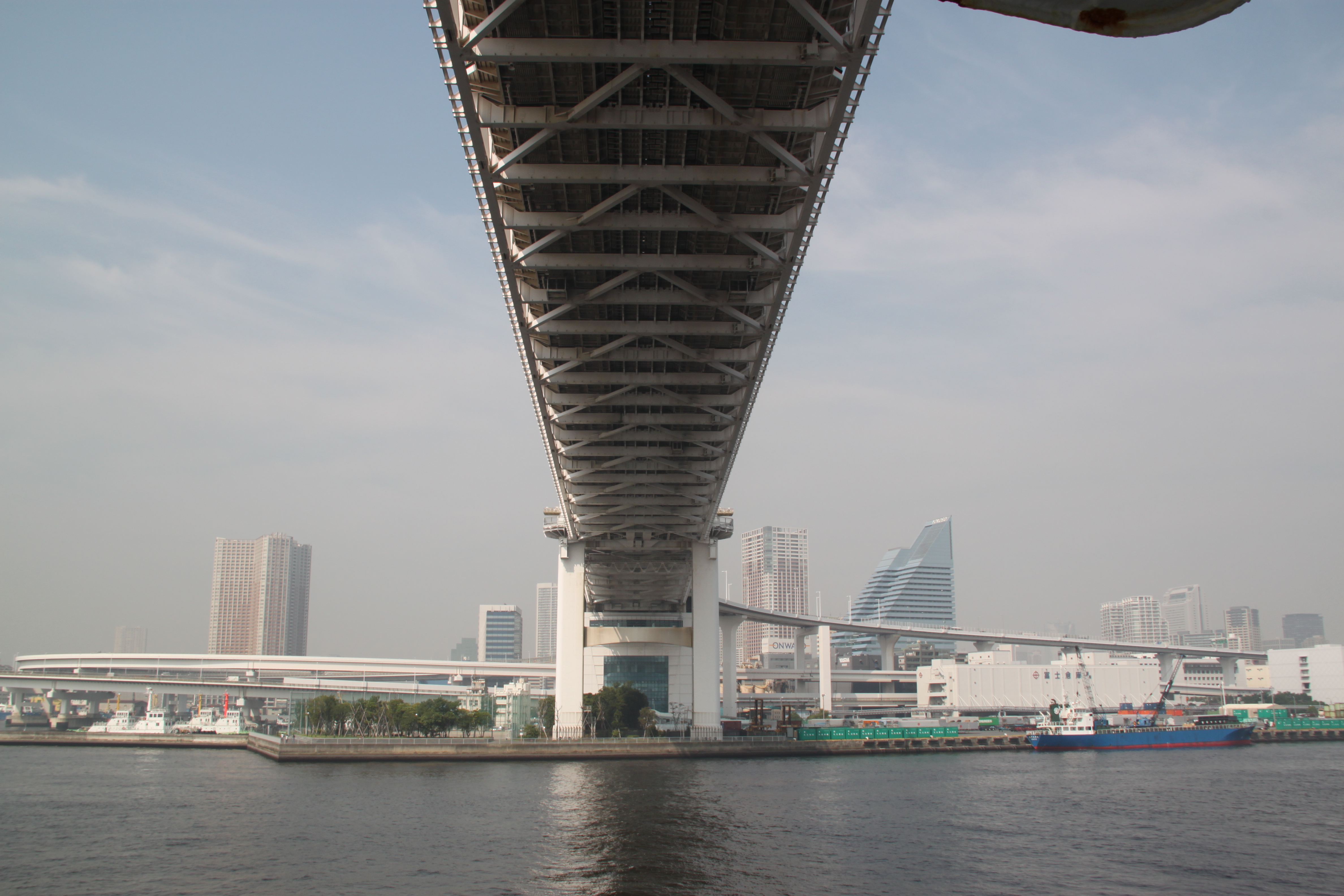 レインボーブリッジを通過する２