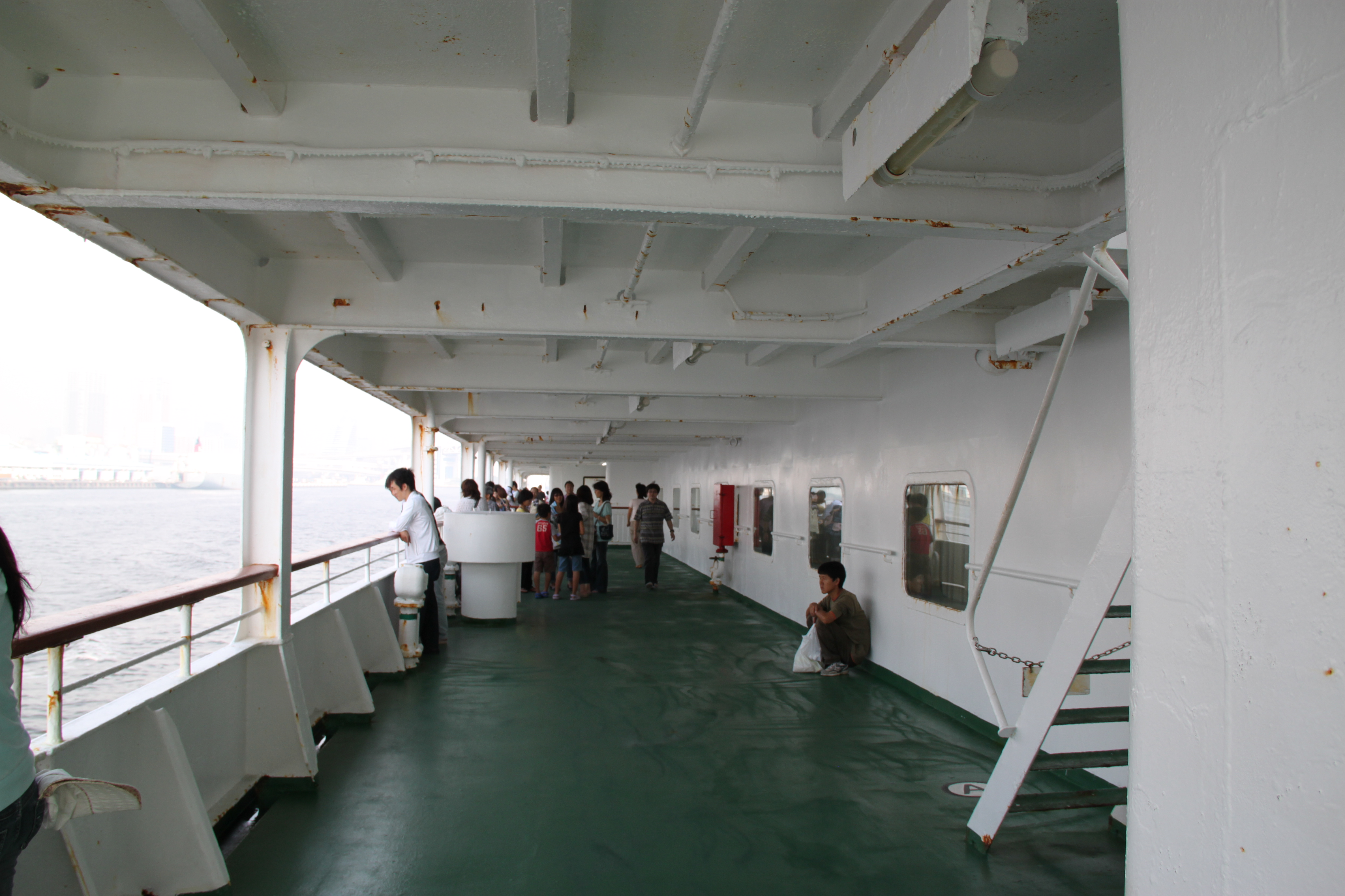 甲板に、それなりに人がいる