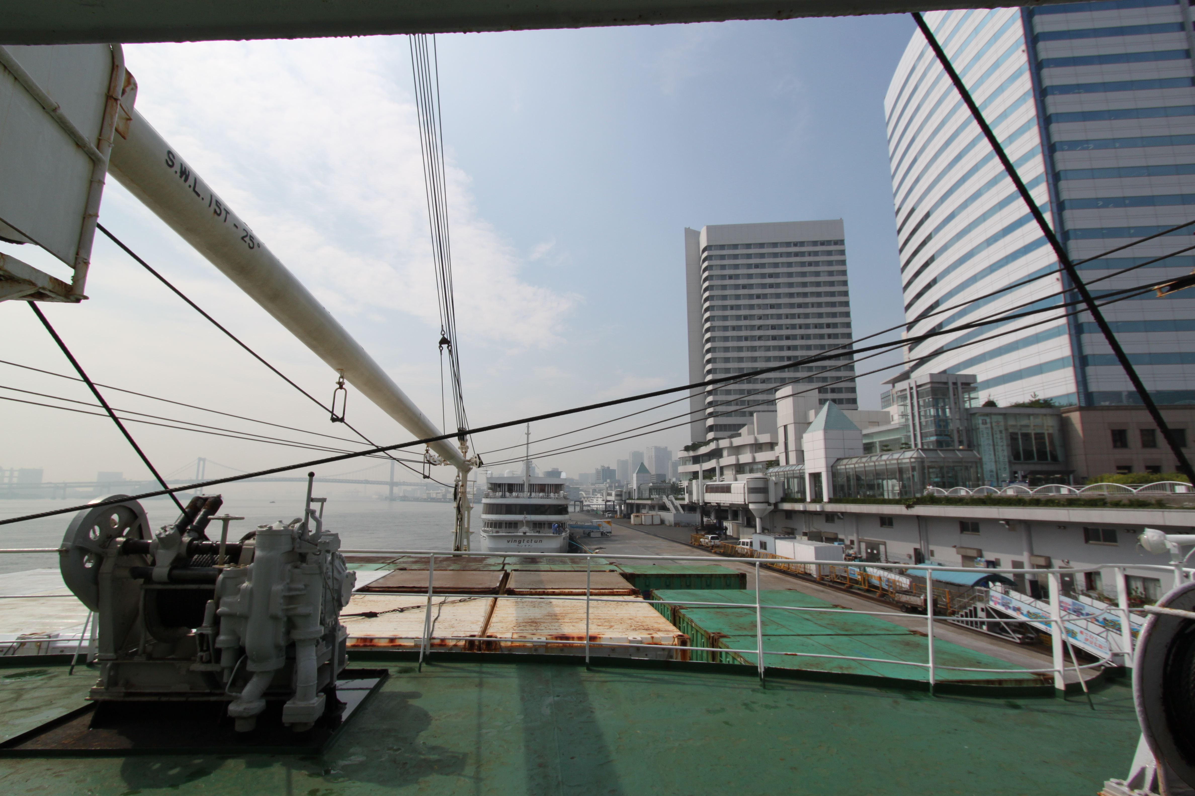 おがさわら丸の後方甲板にはコンテナがたくさん