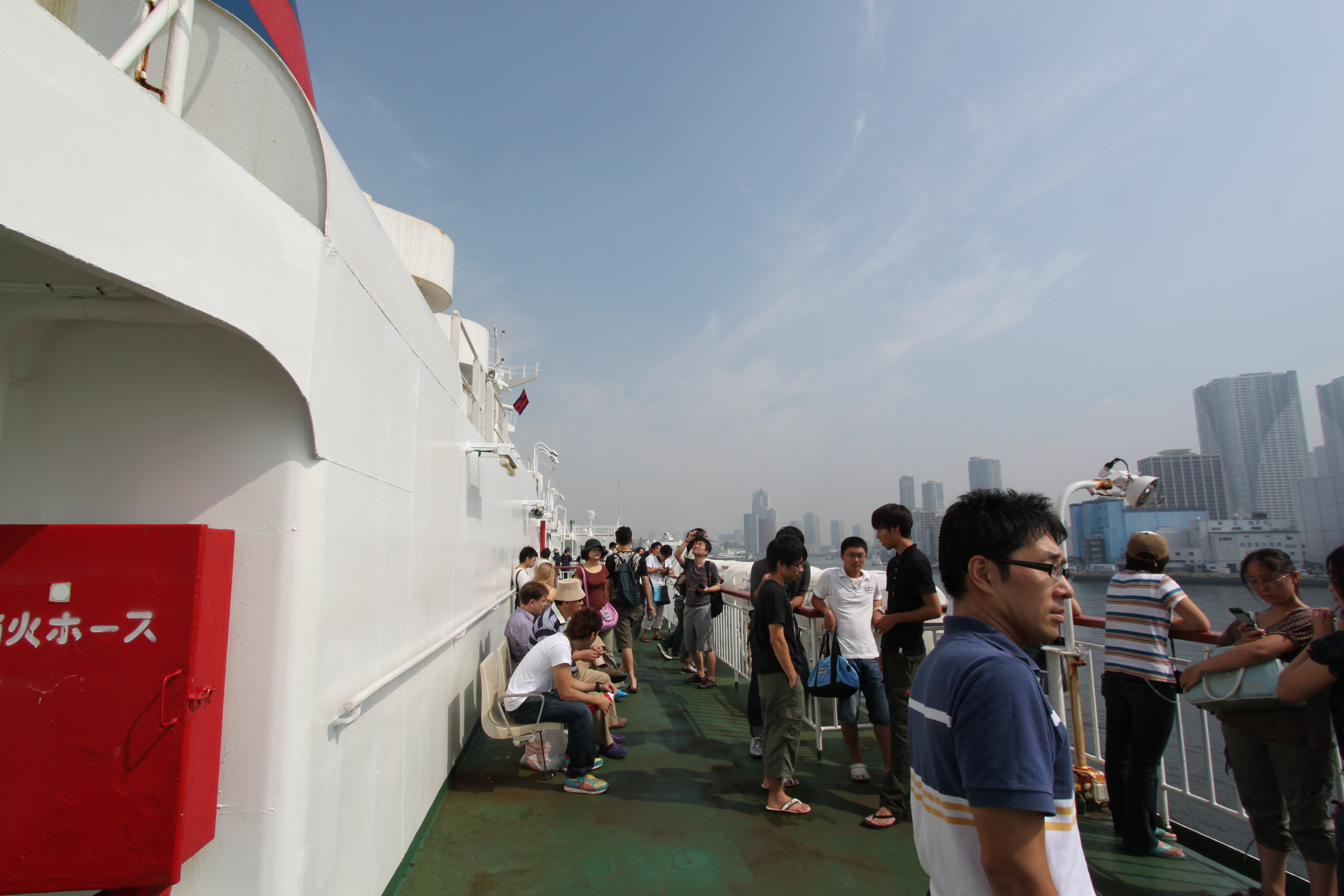 出港時、甲板にいる人たち