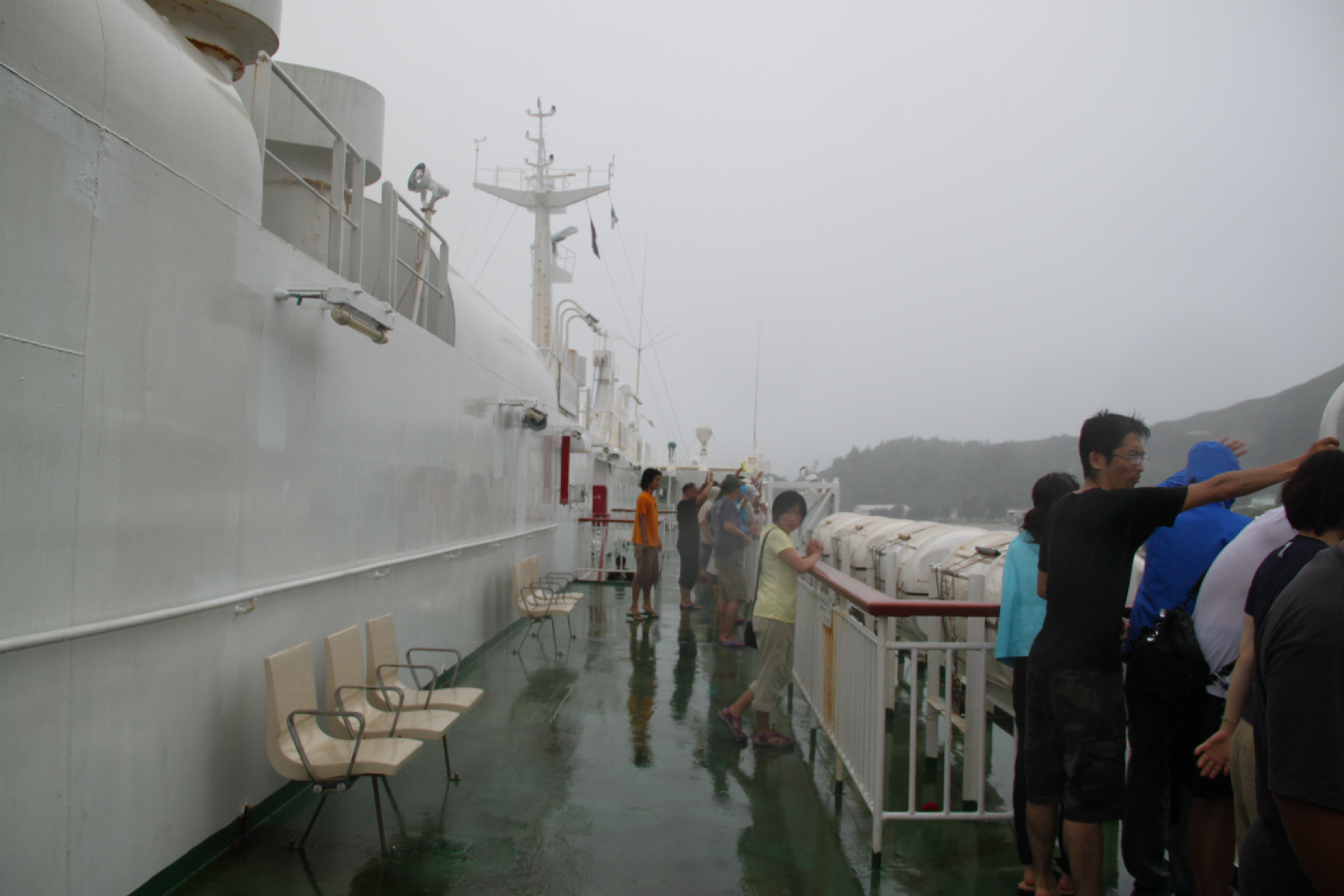 雨が降っている甲板