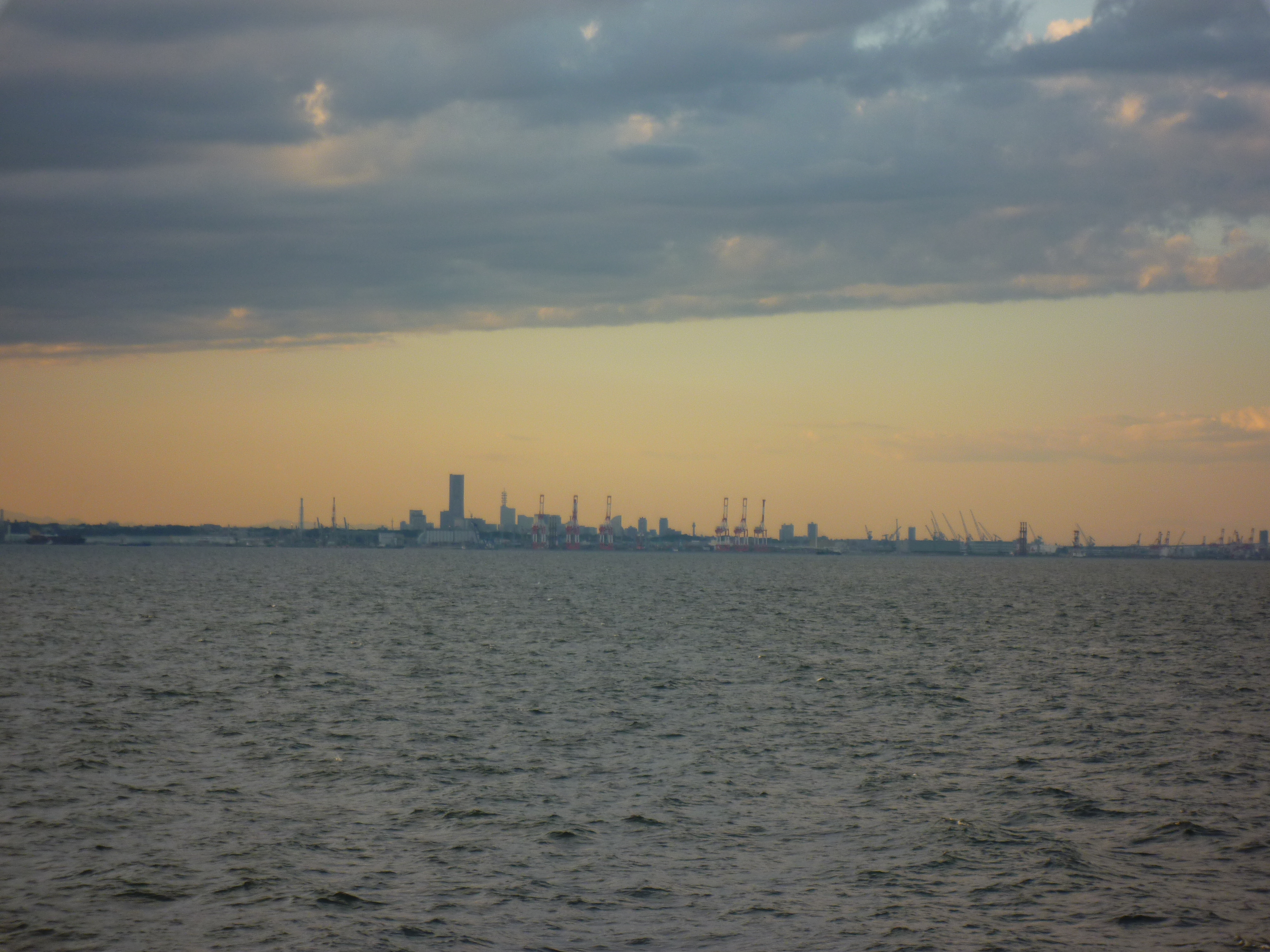 ランドマークタワーと夕日