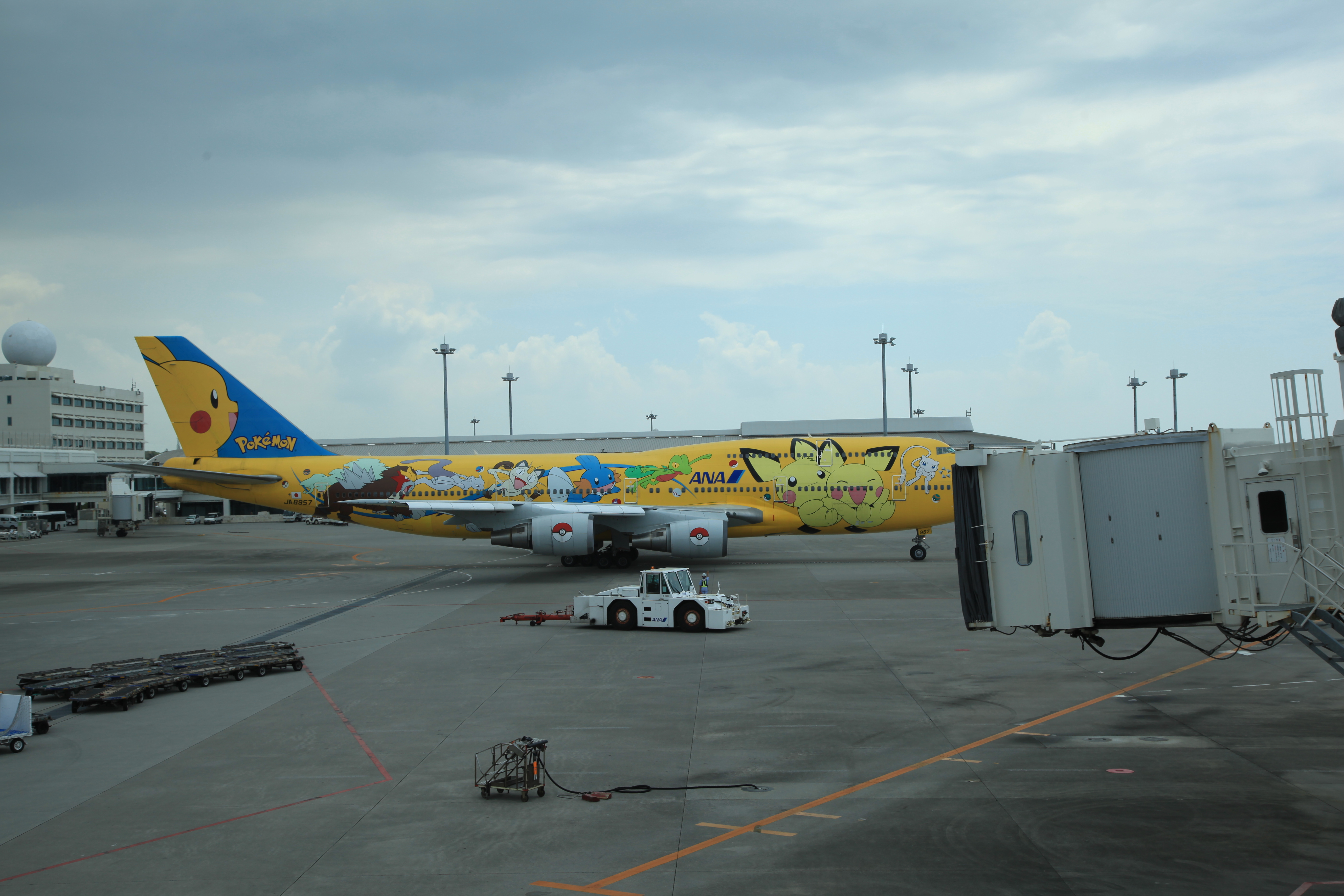 那覇空港に駐機されているポケモンジャンボ