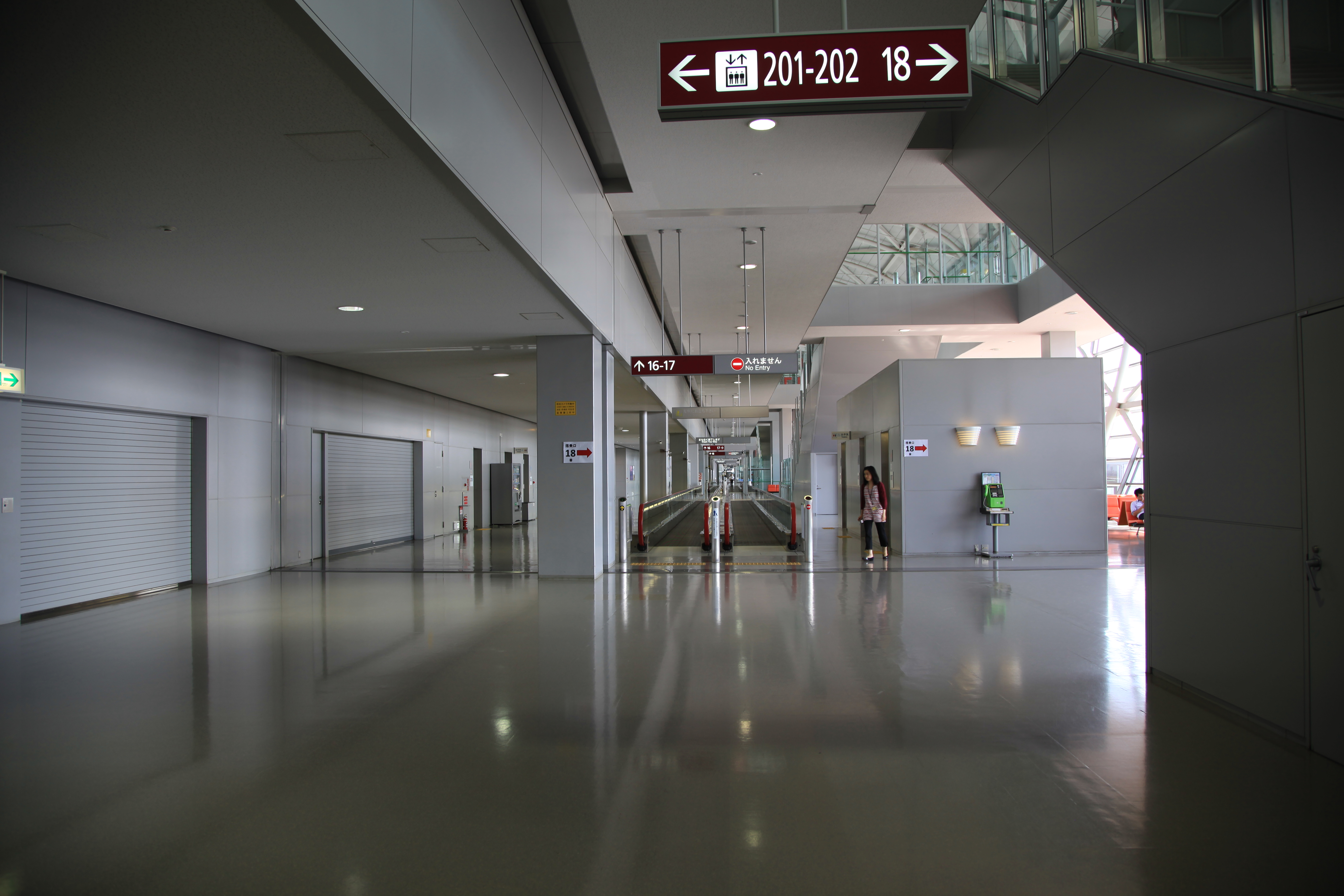 誰もいない動く歩道