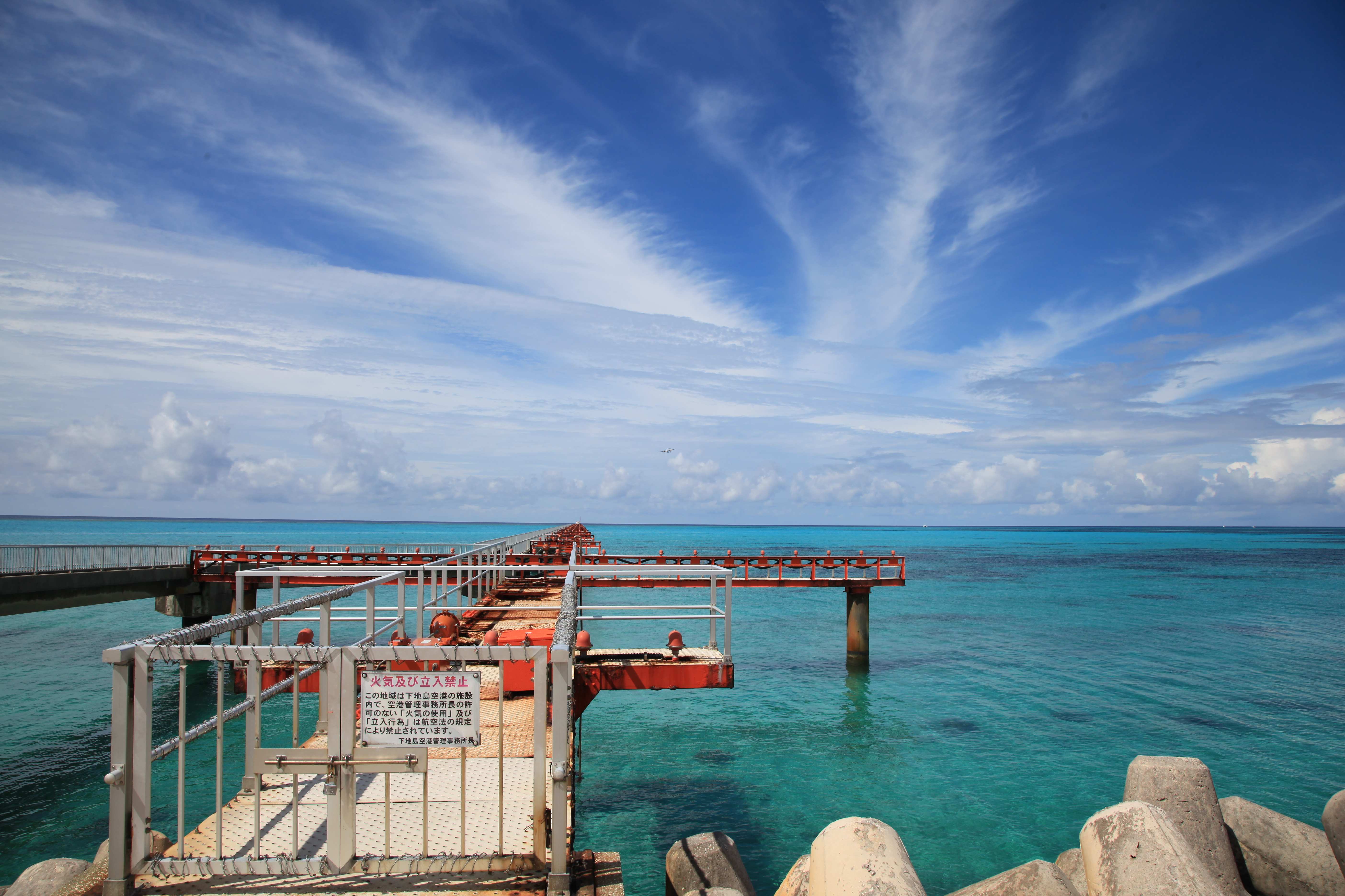 下地島空港のアプローチの電灯３