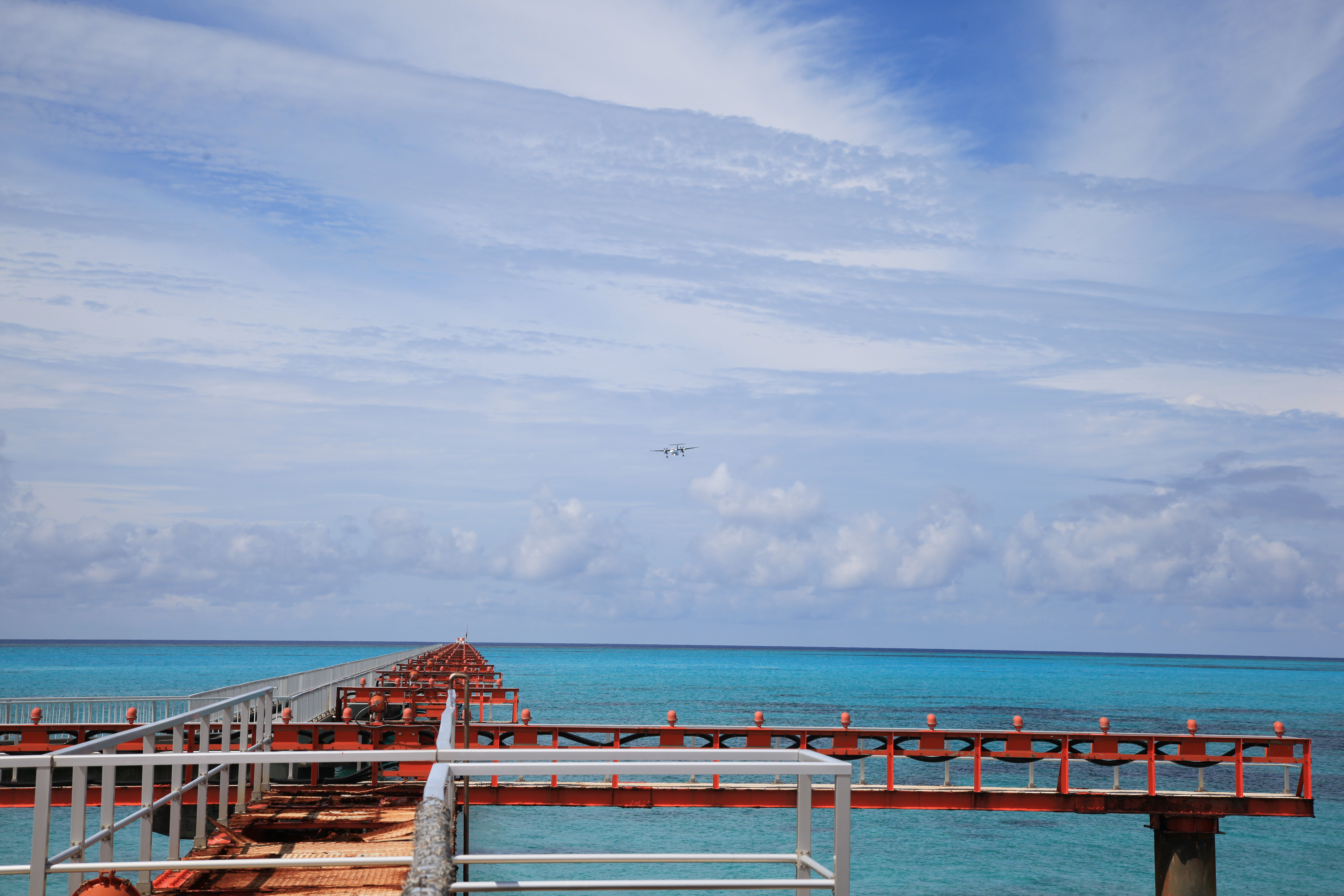 下地島空港に着陸する双発プロペラ機１