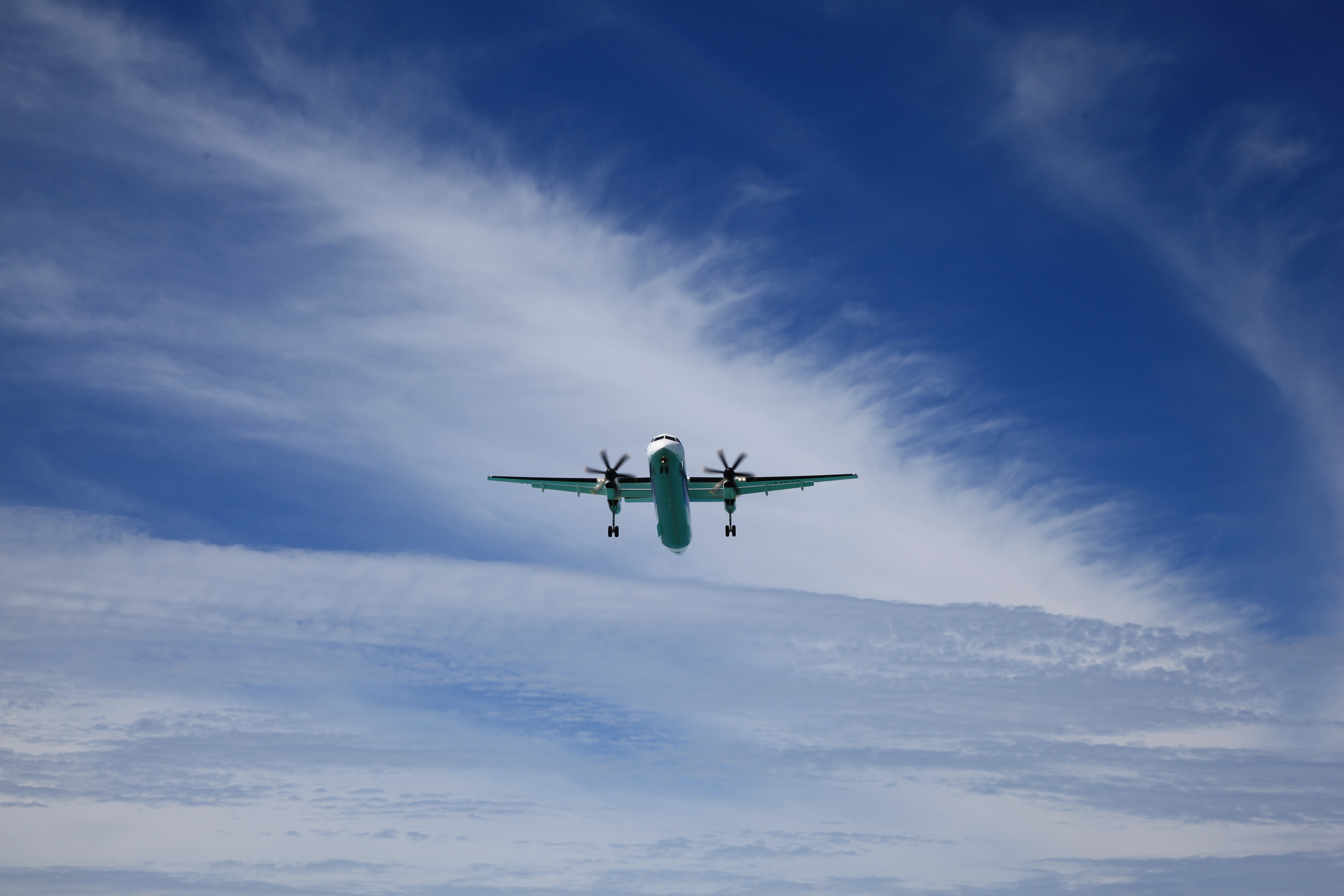 下地島空港に着陸する双発プロペラ機３