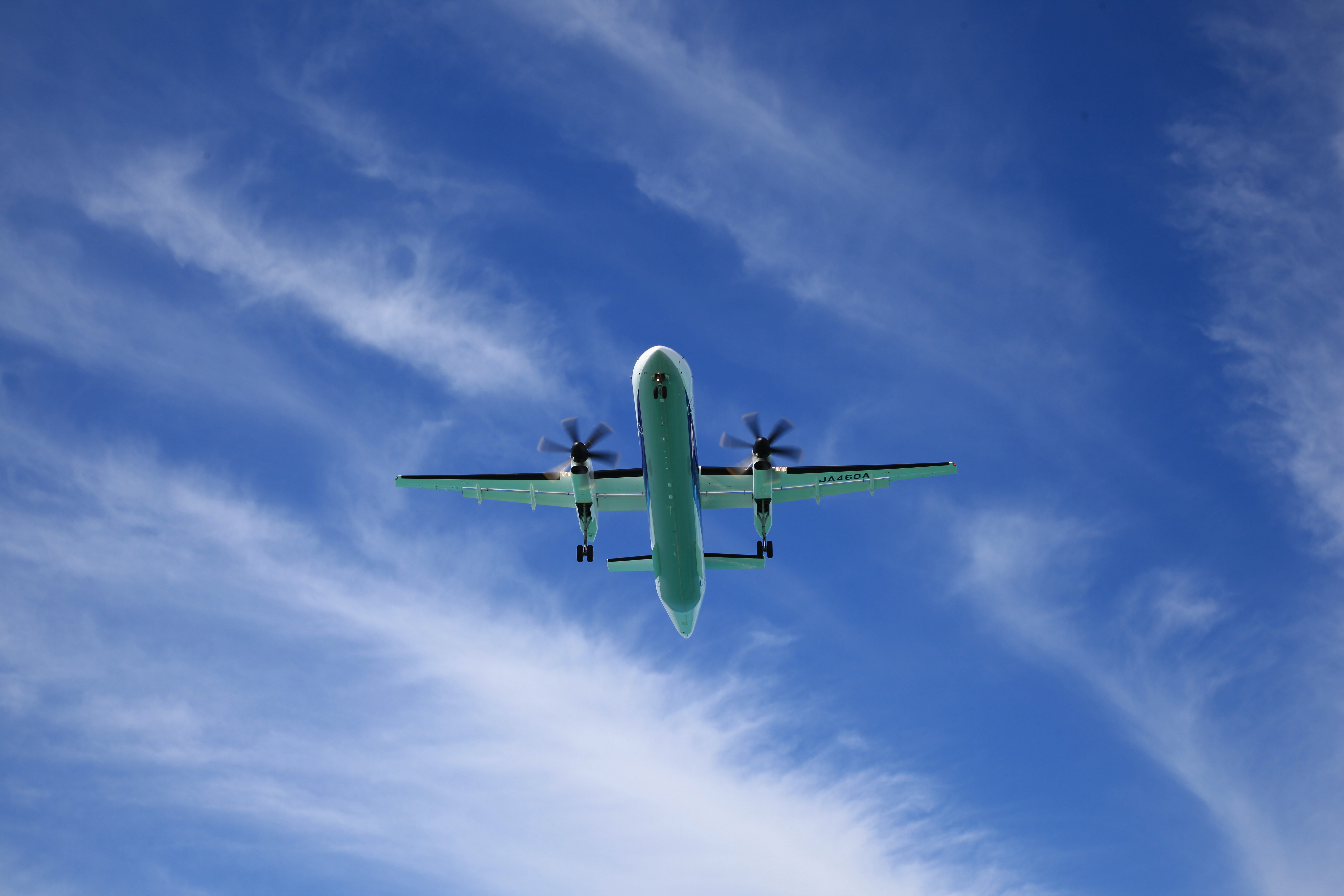 下地島空港に着陸する双発プロペラ機４