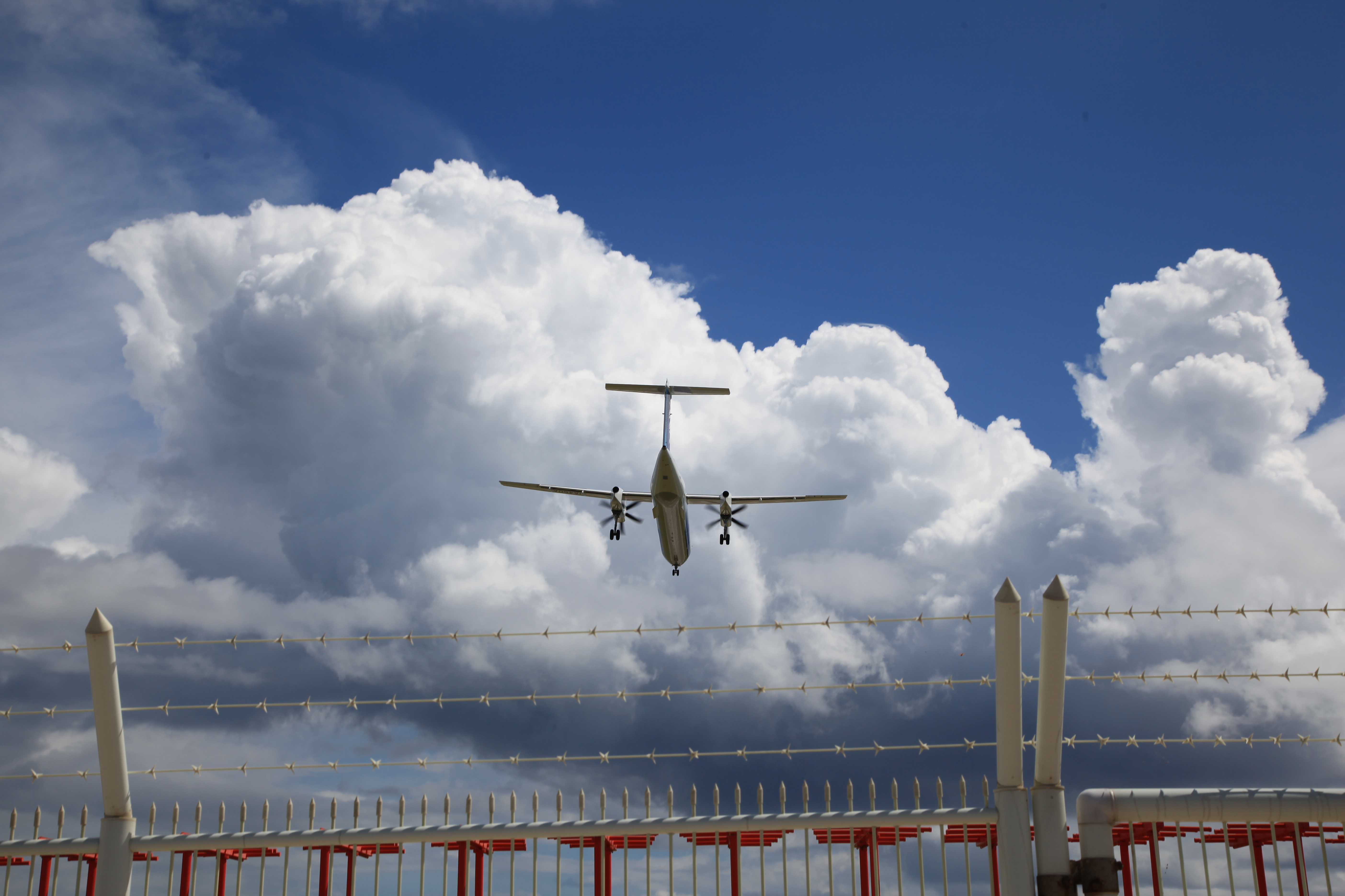 下地島空港に着陸する双発プロペラ機５