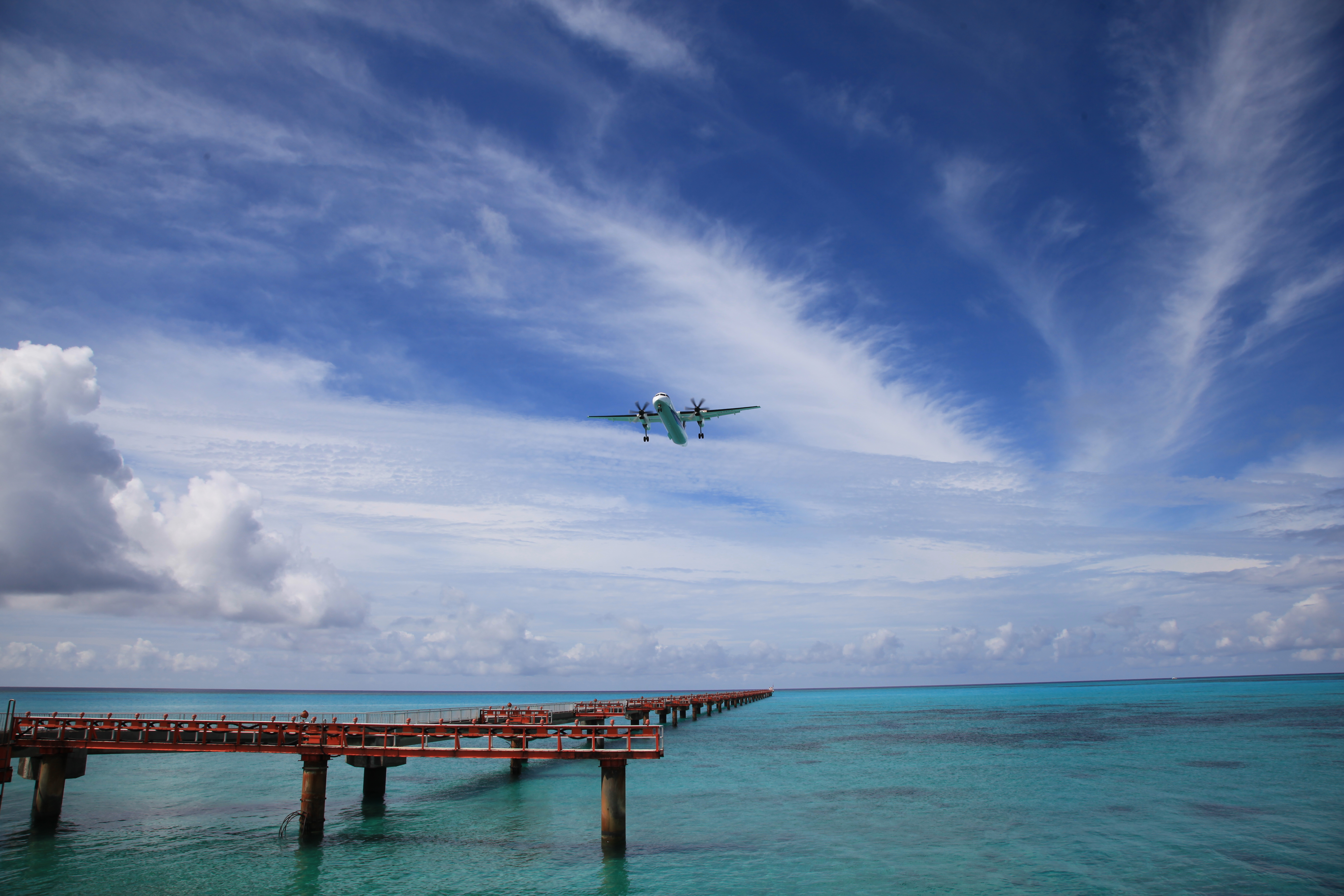 再度下地島空港に着陸する双発プロペラ機４