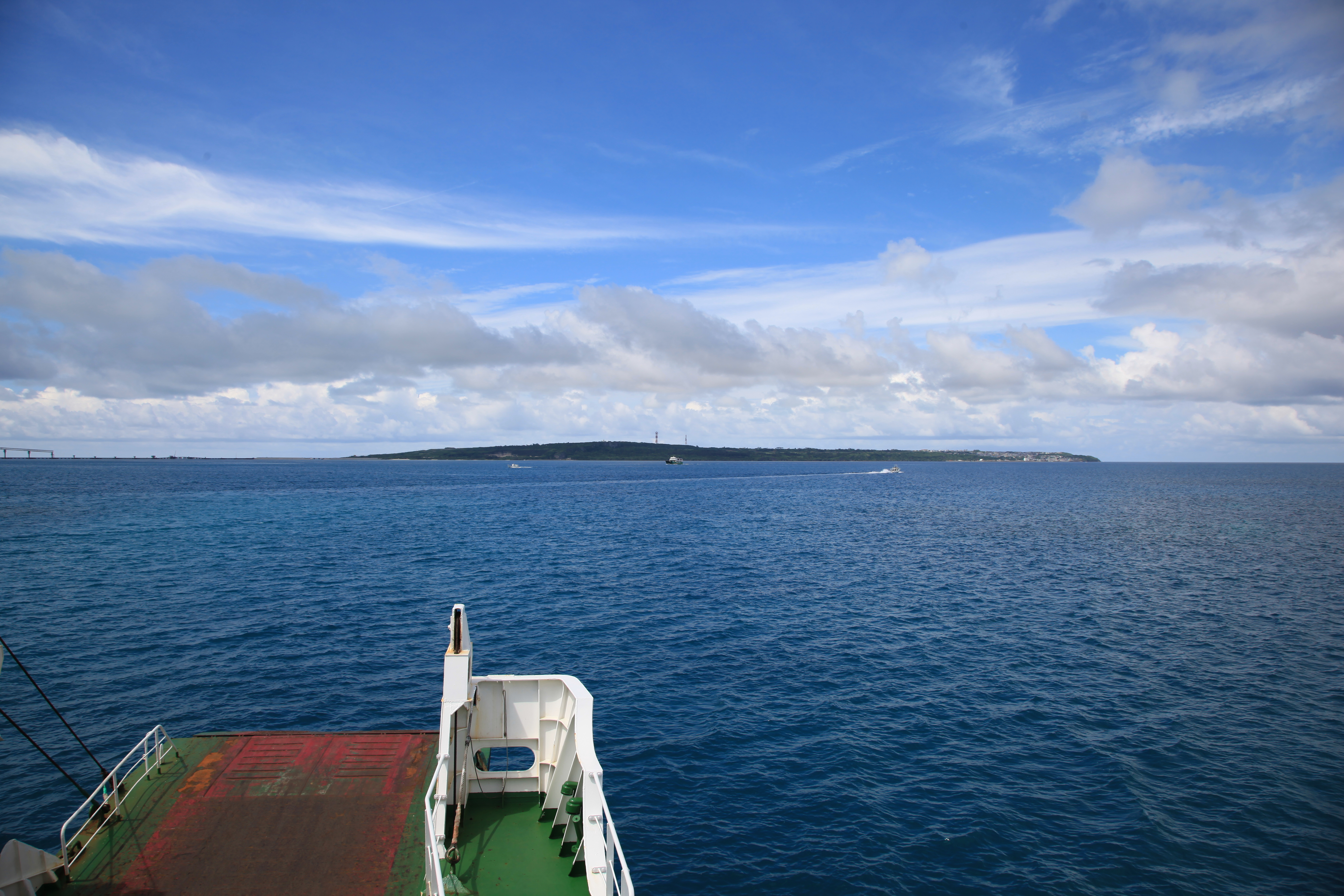 前方デッキと伊良部島