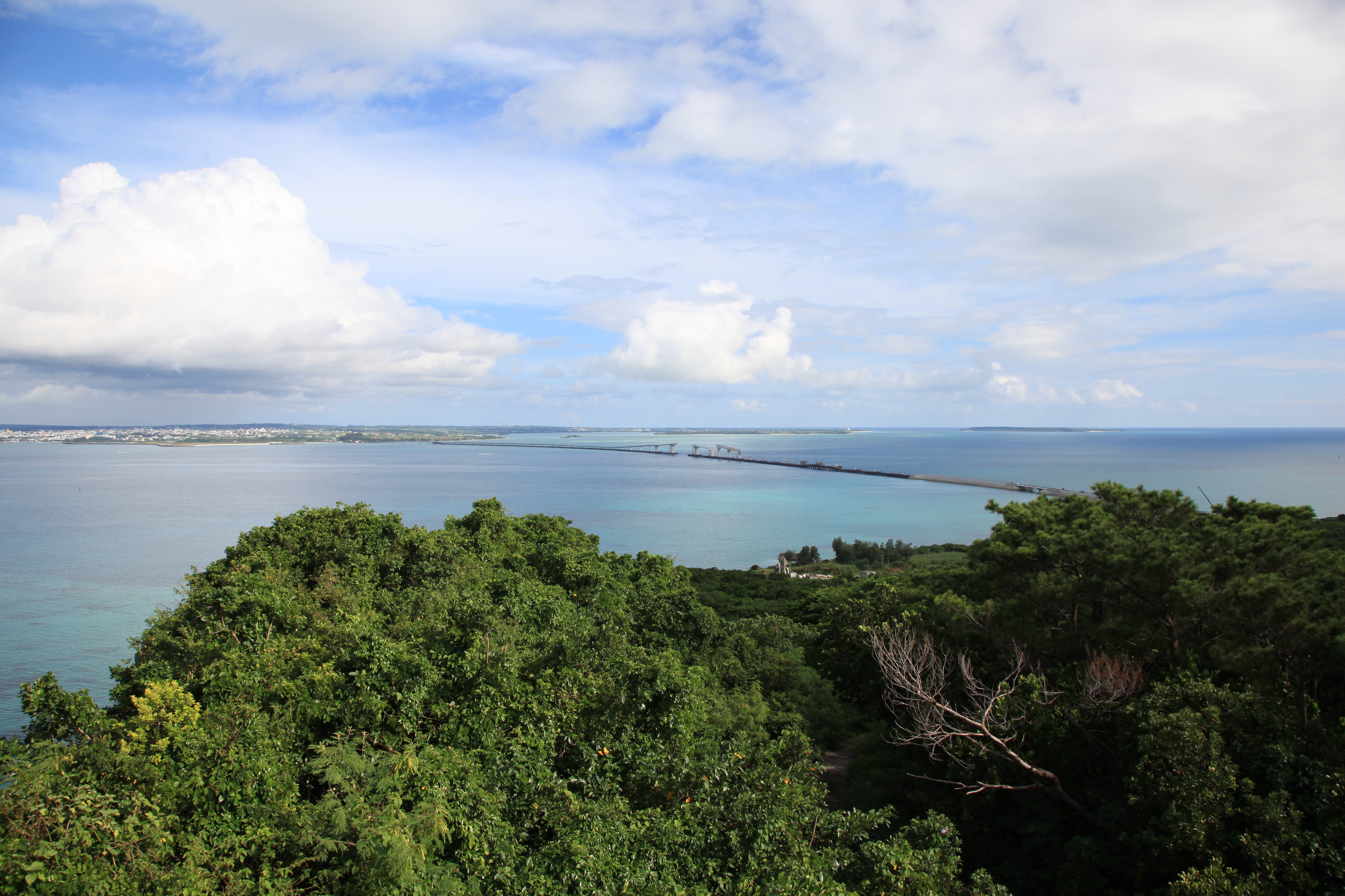 渡口の浜の展望台から見た建設中の伊良部大橋