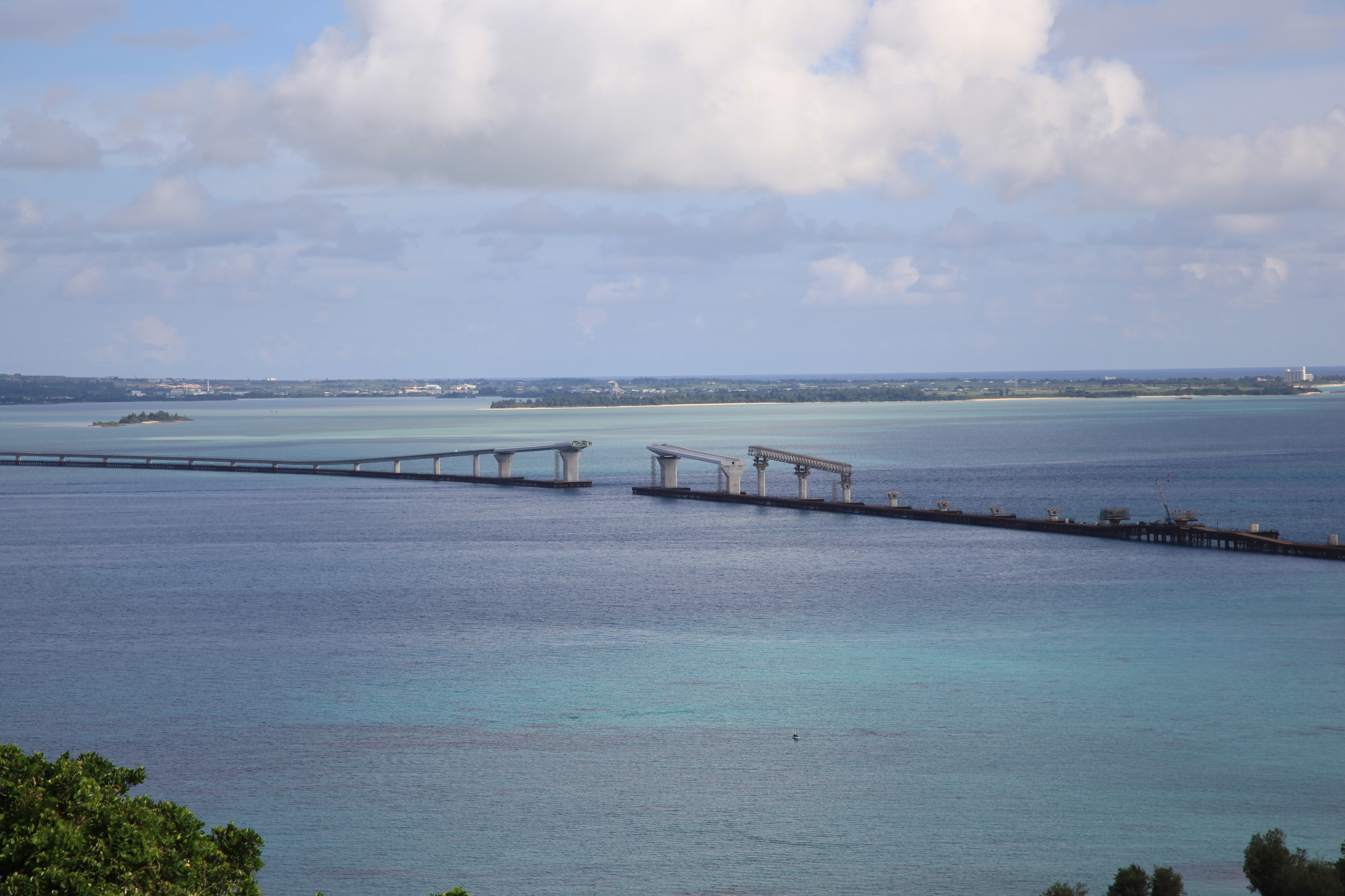 渡口の浜の展望台から見た建設中の伊良部大橋（拡大）