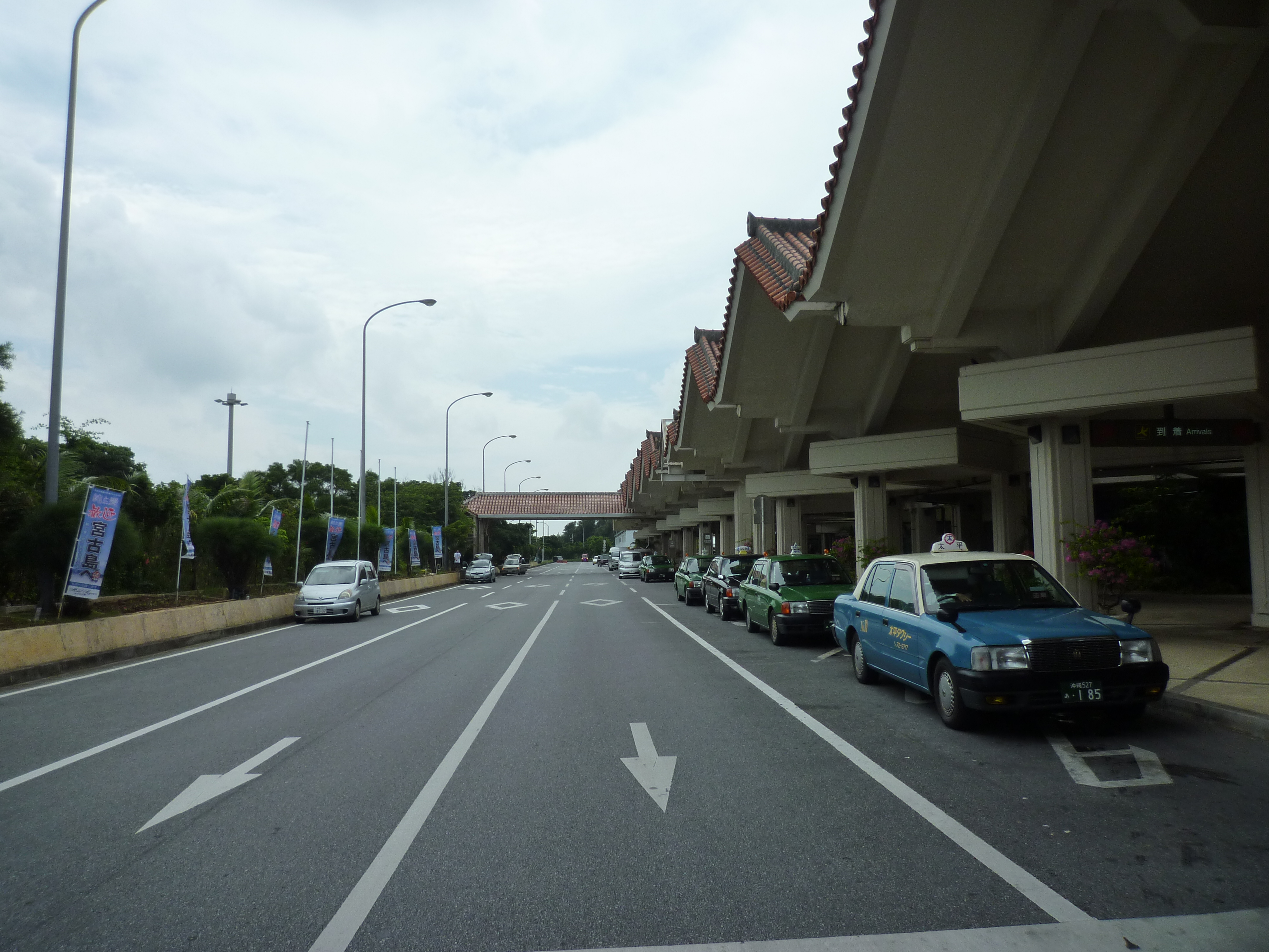 宮古空港の空港エントランスと車寄せ