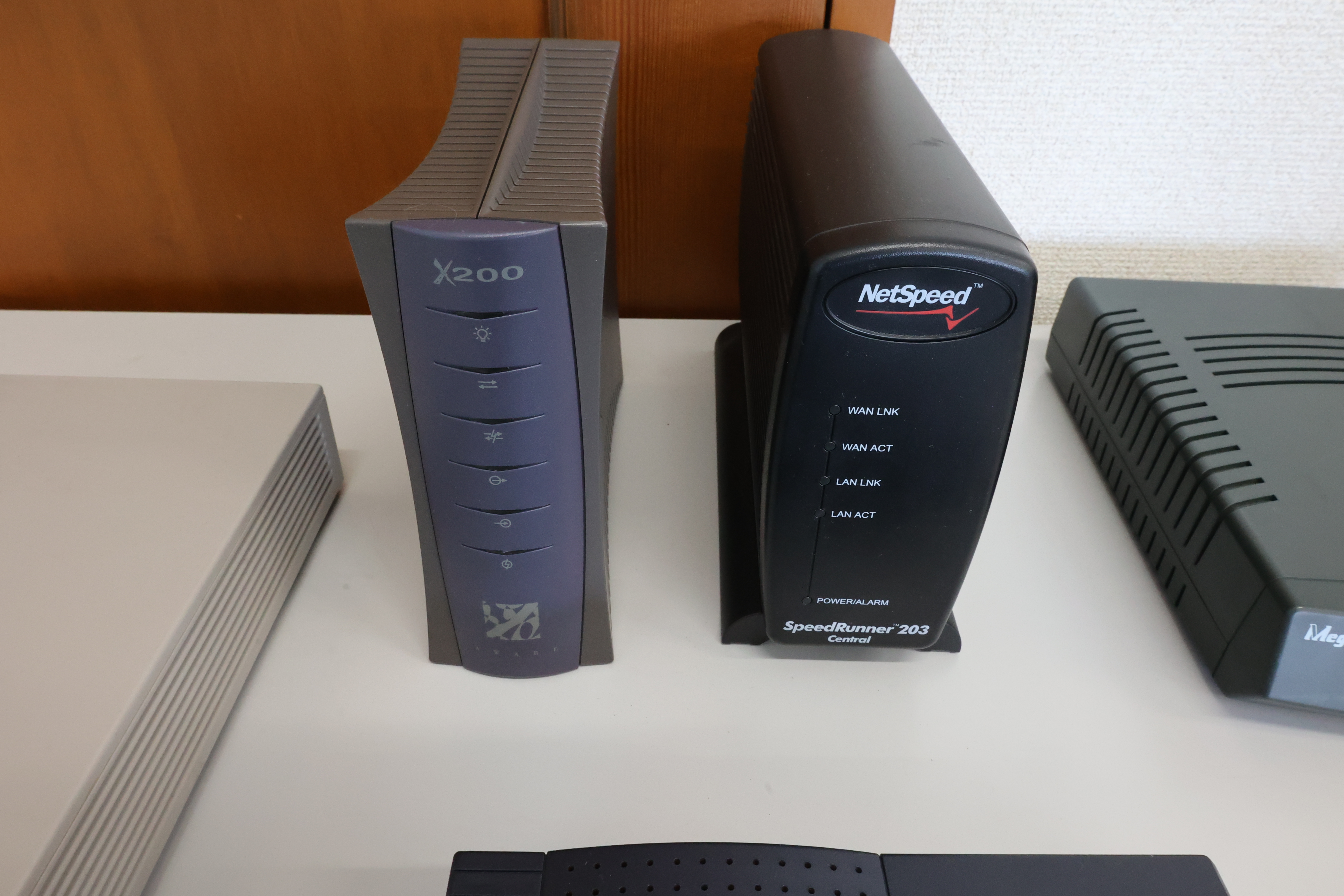 縦置きのモデム2台 縦置きのモデム2台