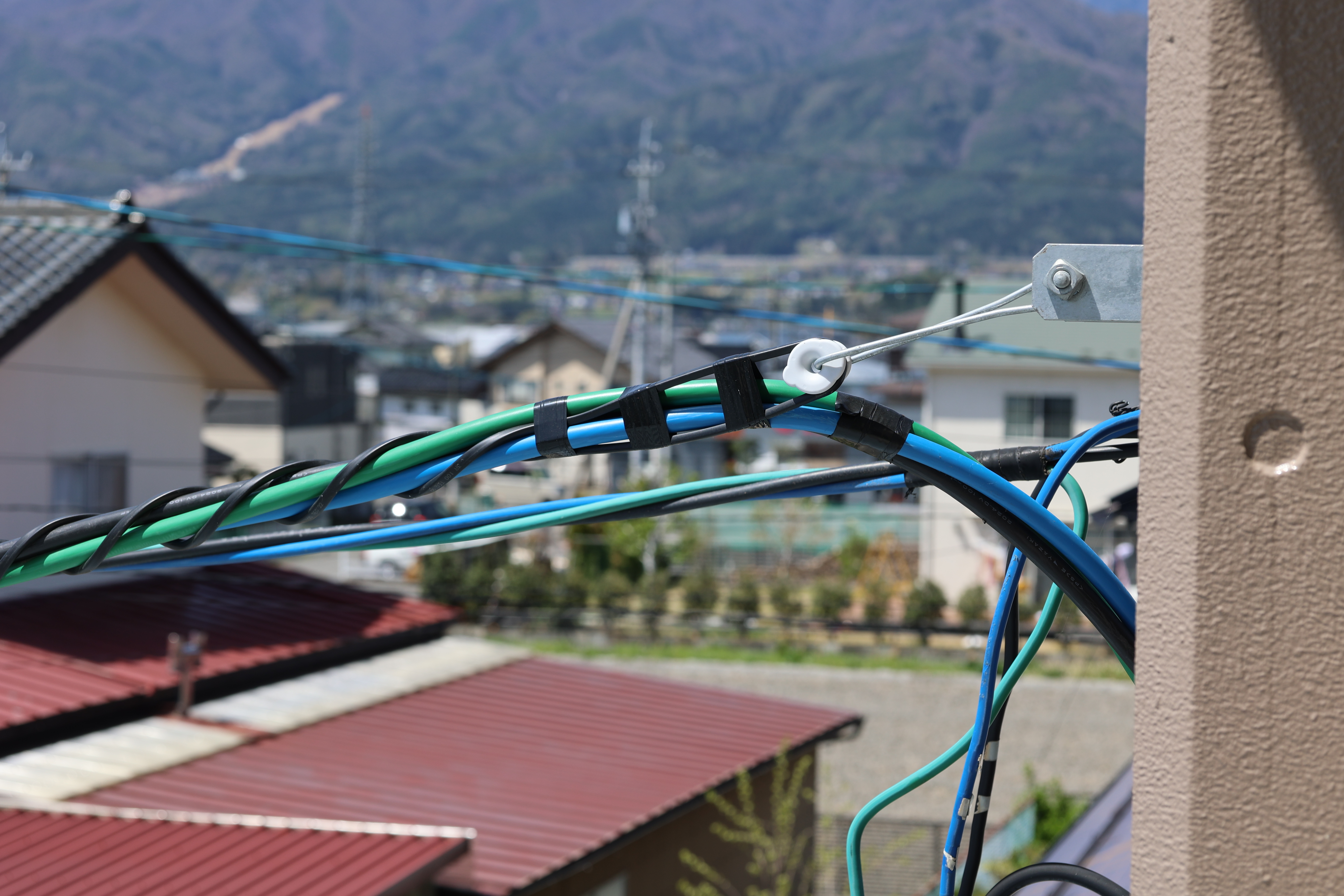 電力線の建物引き込み部分 電力線の建物引き込み部分