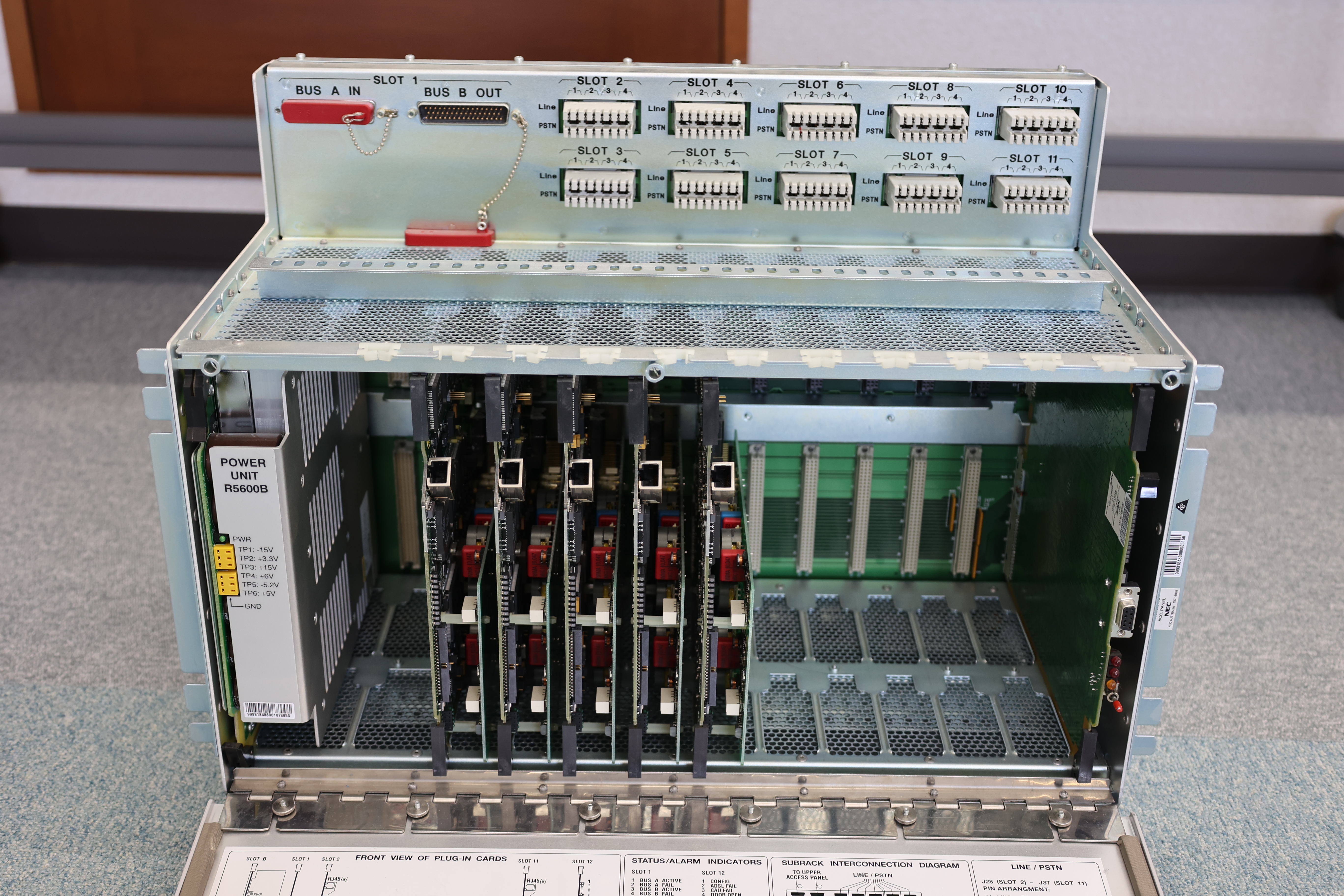 NEC製のADSLモデム（局舎側、5枚の基板とLAN）