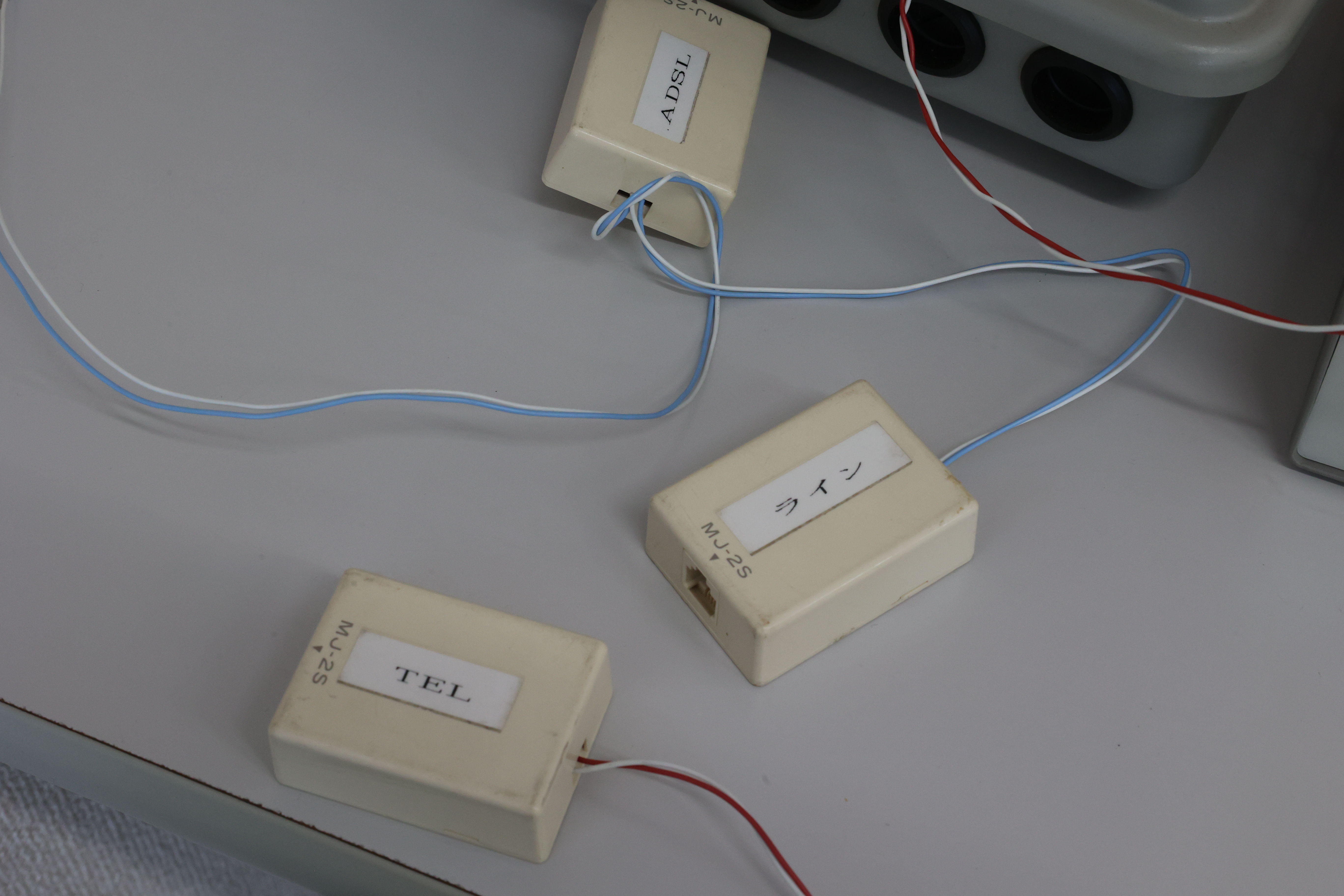 ADSL実験時のスプリッター（ADSLと電話回線）