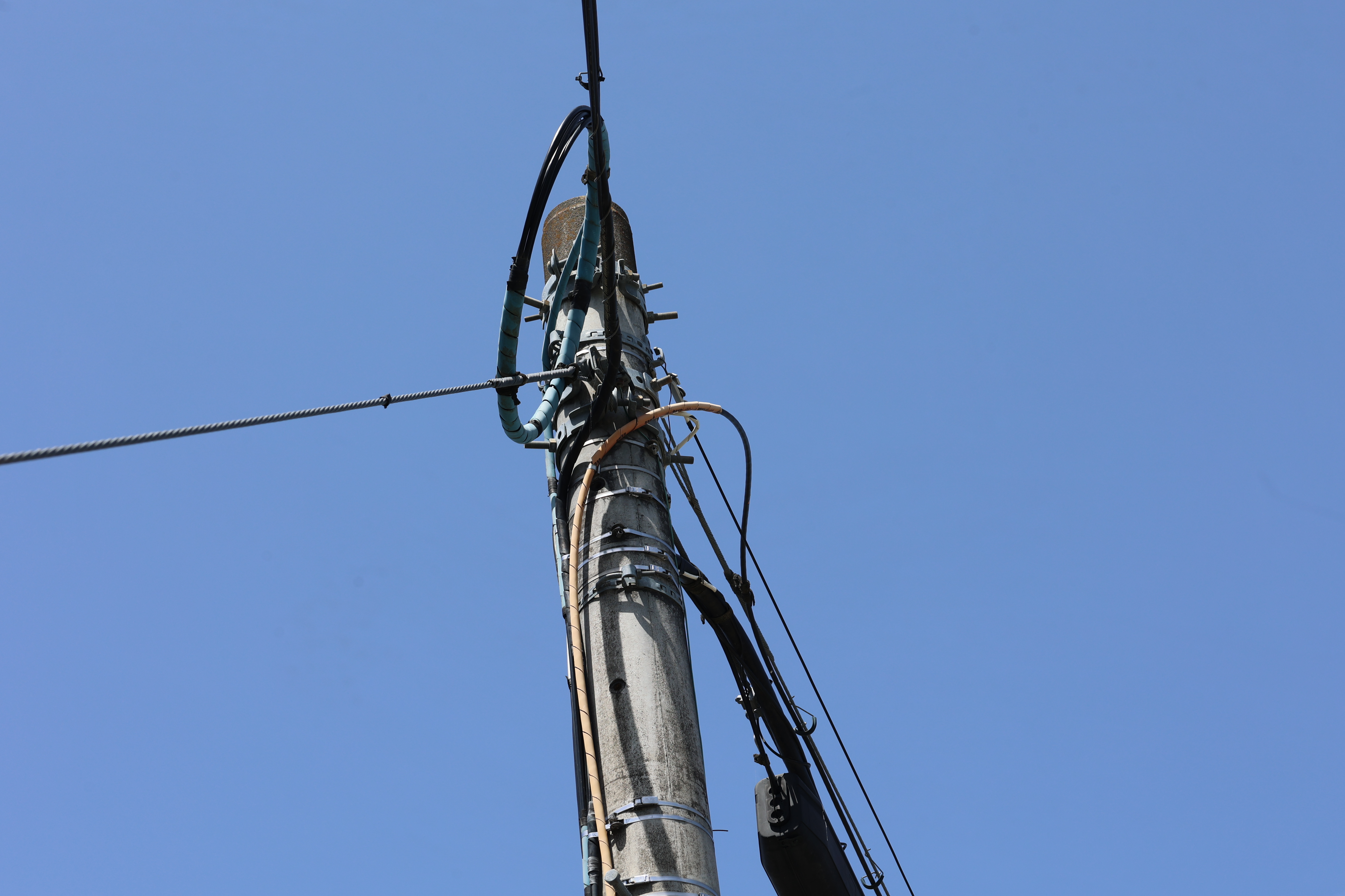 光ファイバー引き込みの電柱３（拡大）