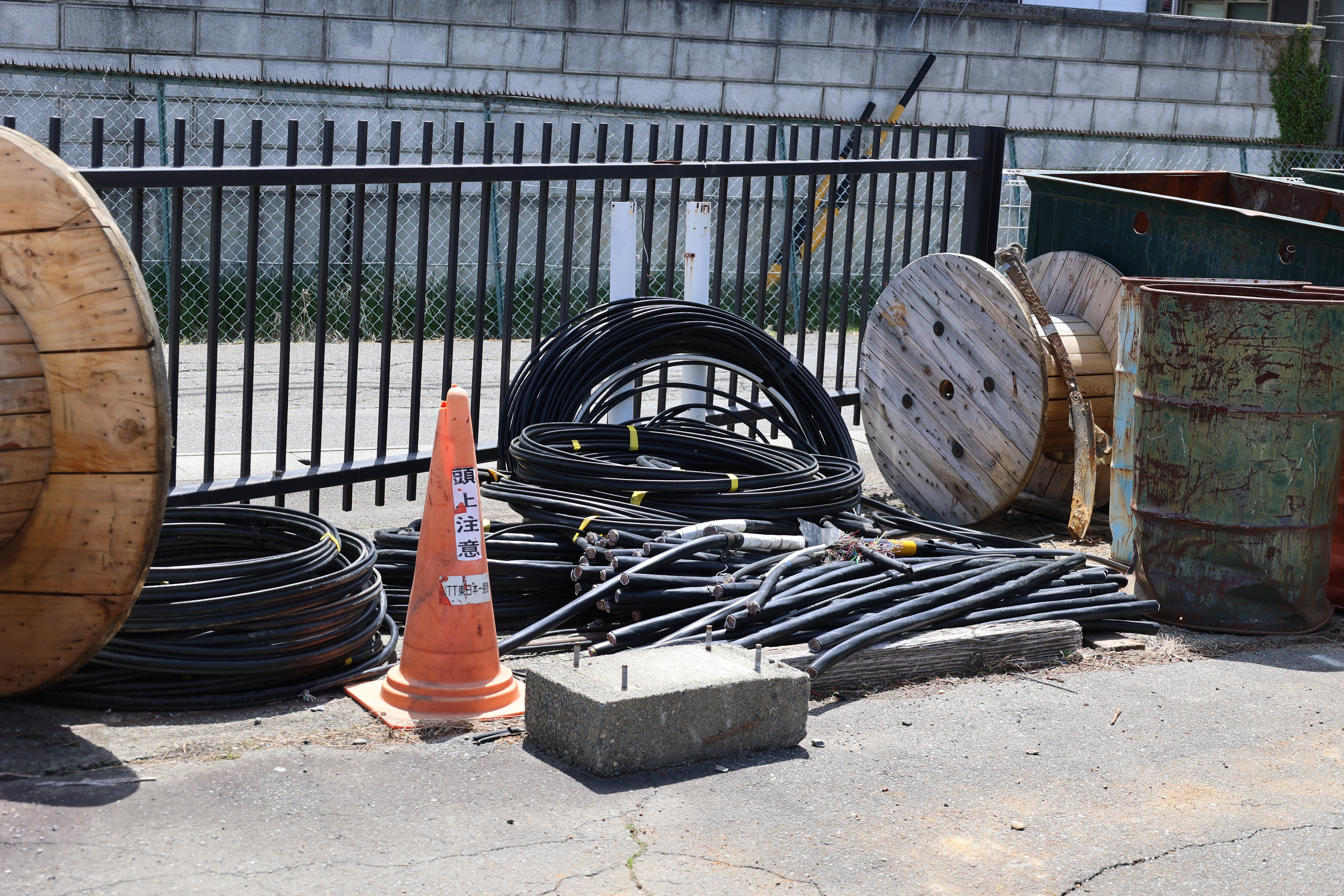新品の光ファイバーと切断され廃棄される配線 新品の光ファイバーと切断され廃棄される配線