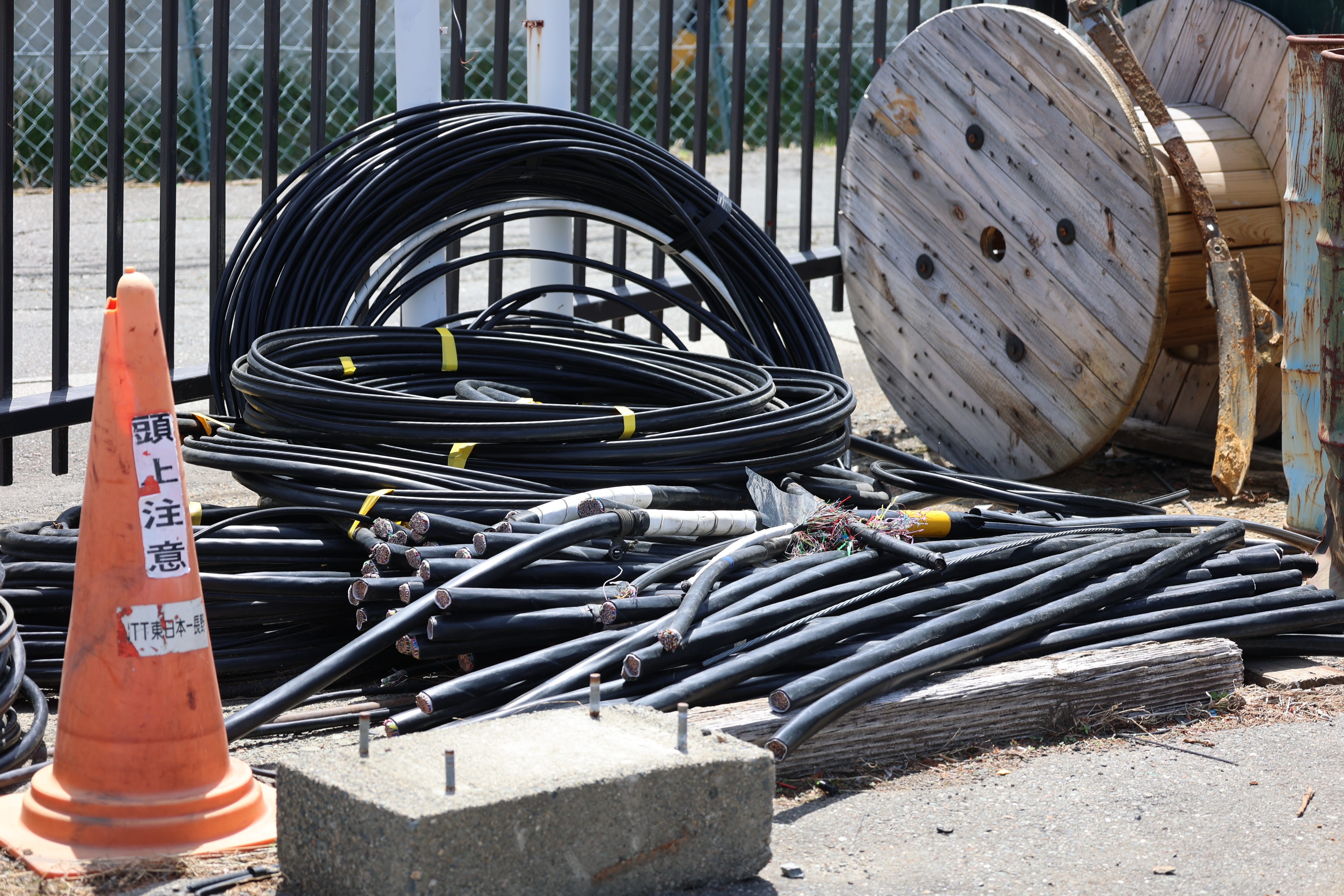 新品の光ファイバーと切断され廃棄される配線（拡大）