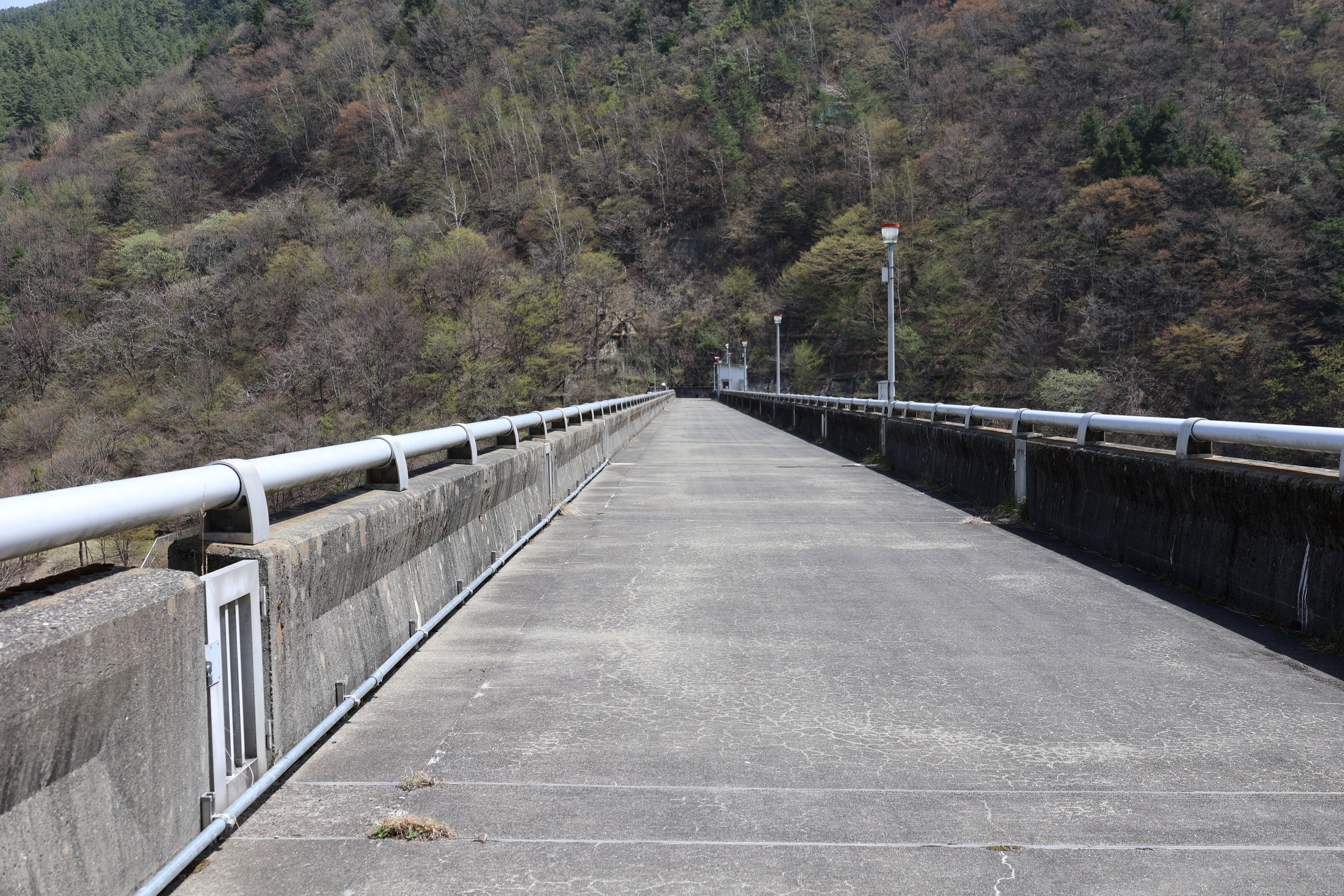ダムの上の道路