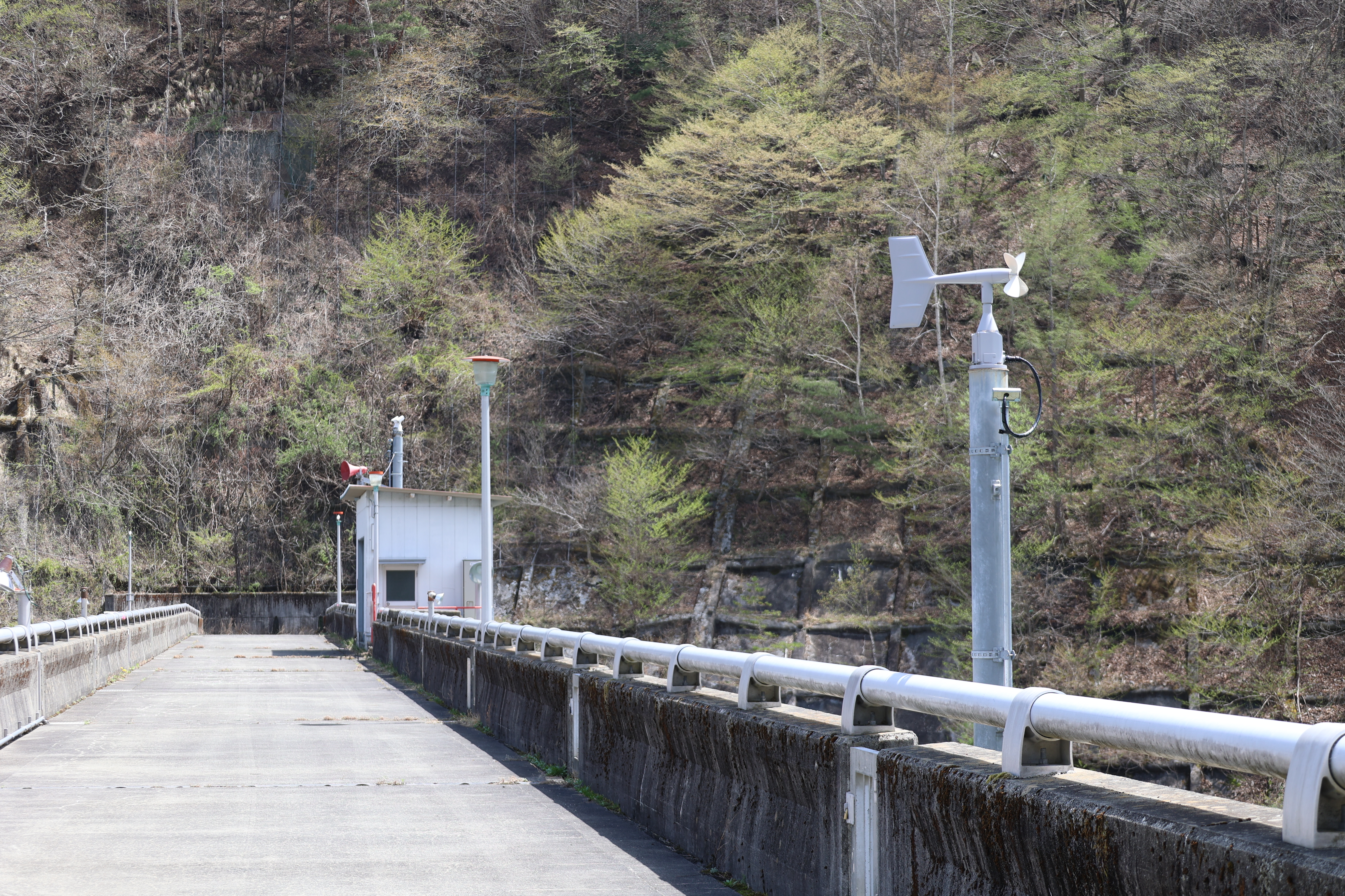 ダムの上の風見鶏