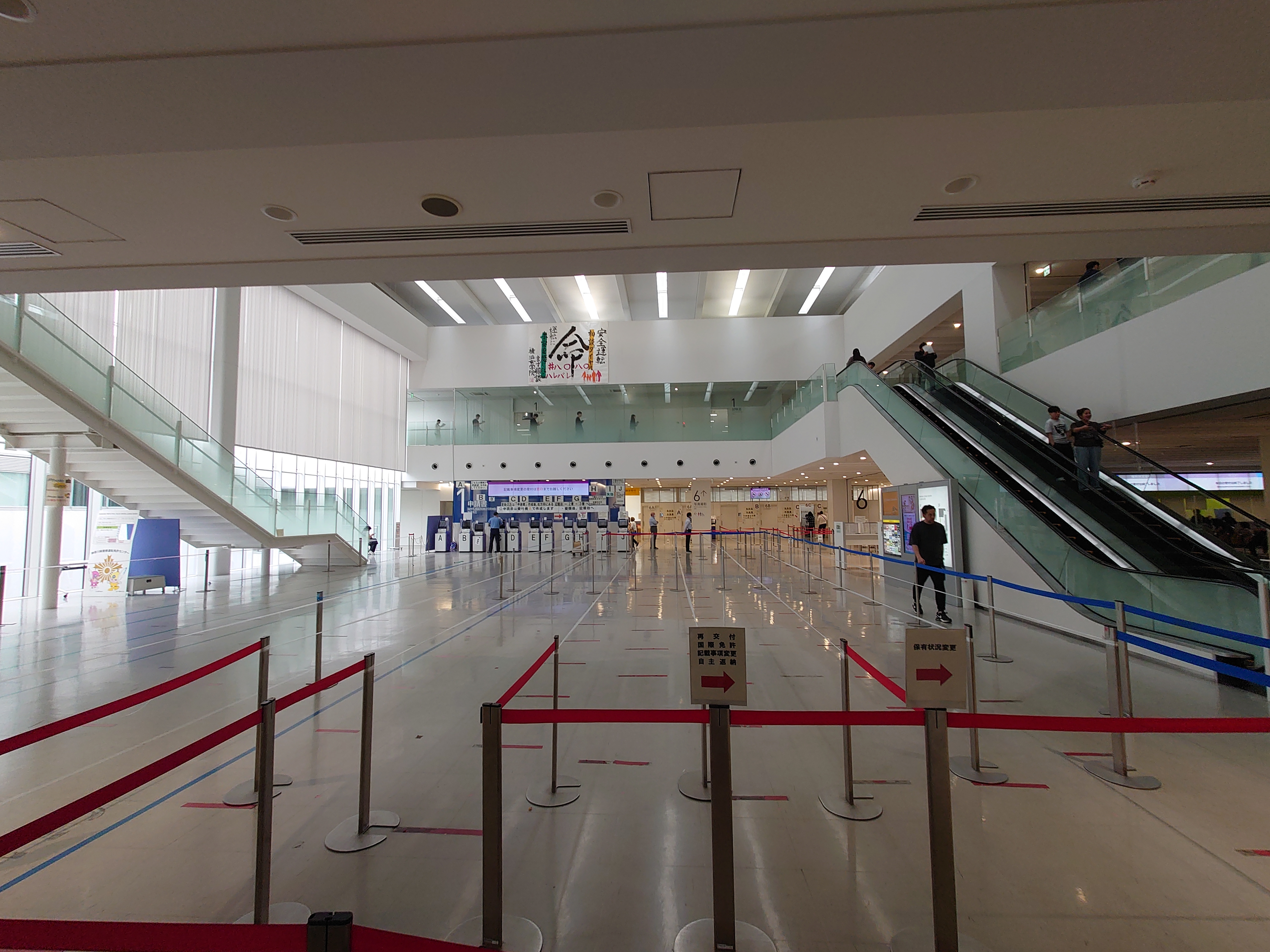 夕方人がいない広い空間