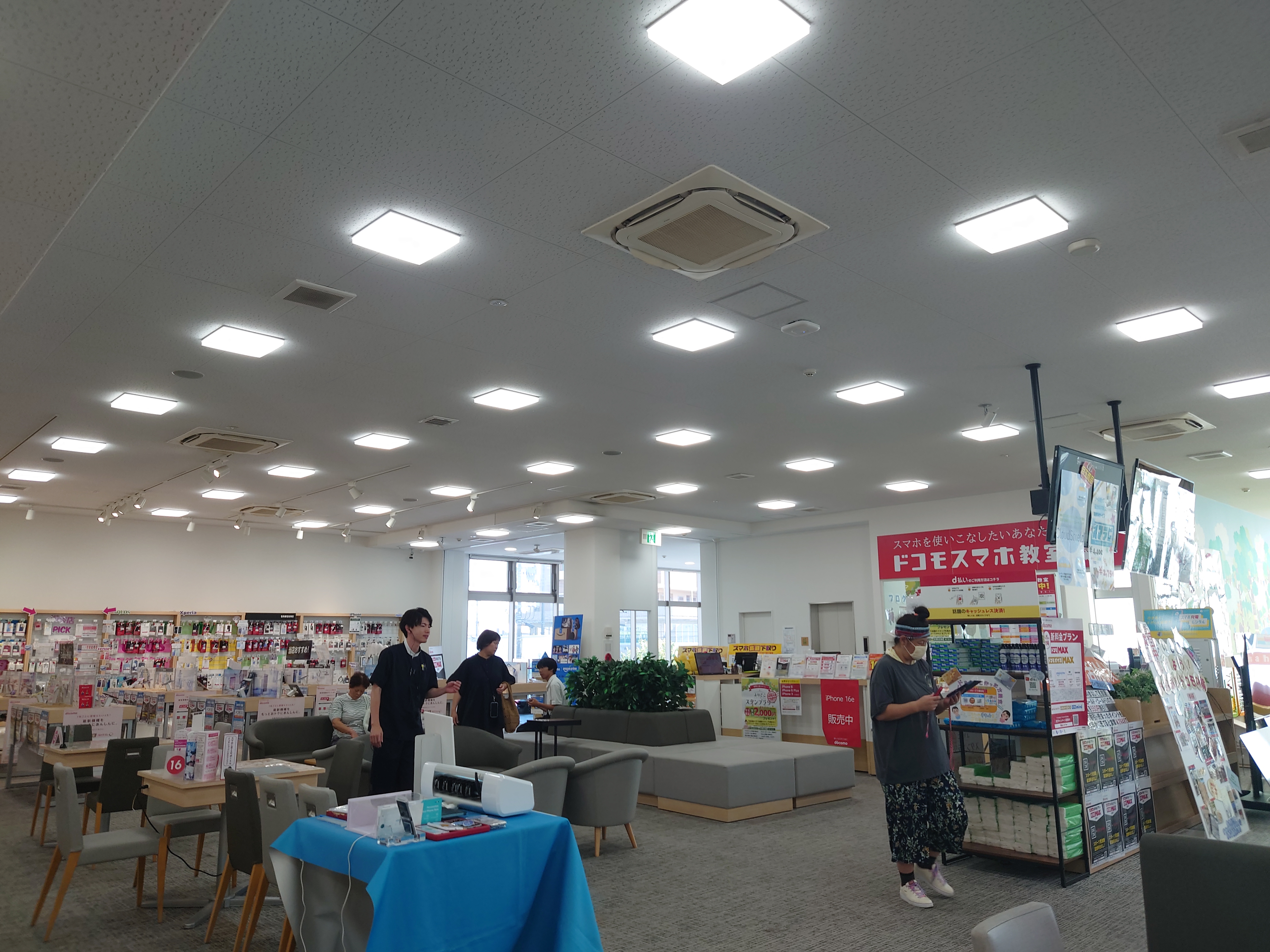 ドコモショップ瀬谷店は、ロードサイドなので広い ドコモショップ瀬谷店は、ロードサイドなので広い