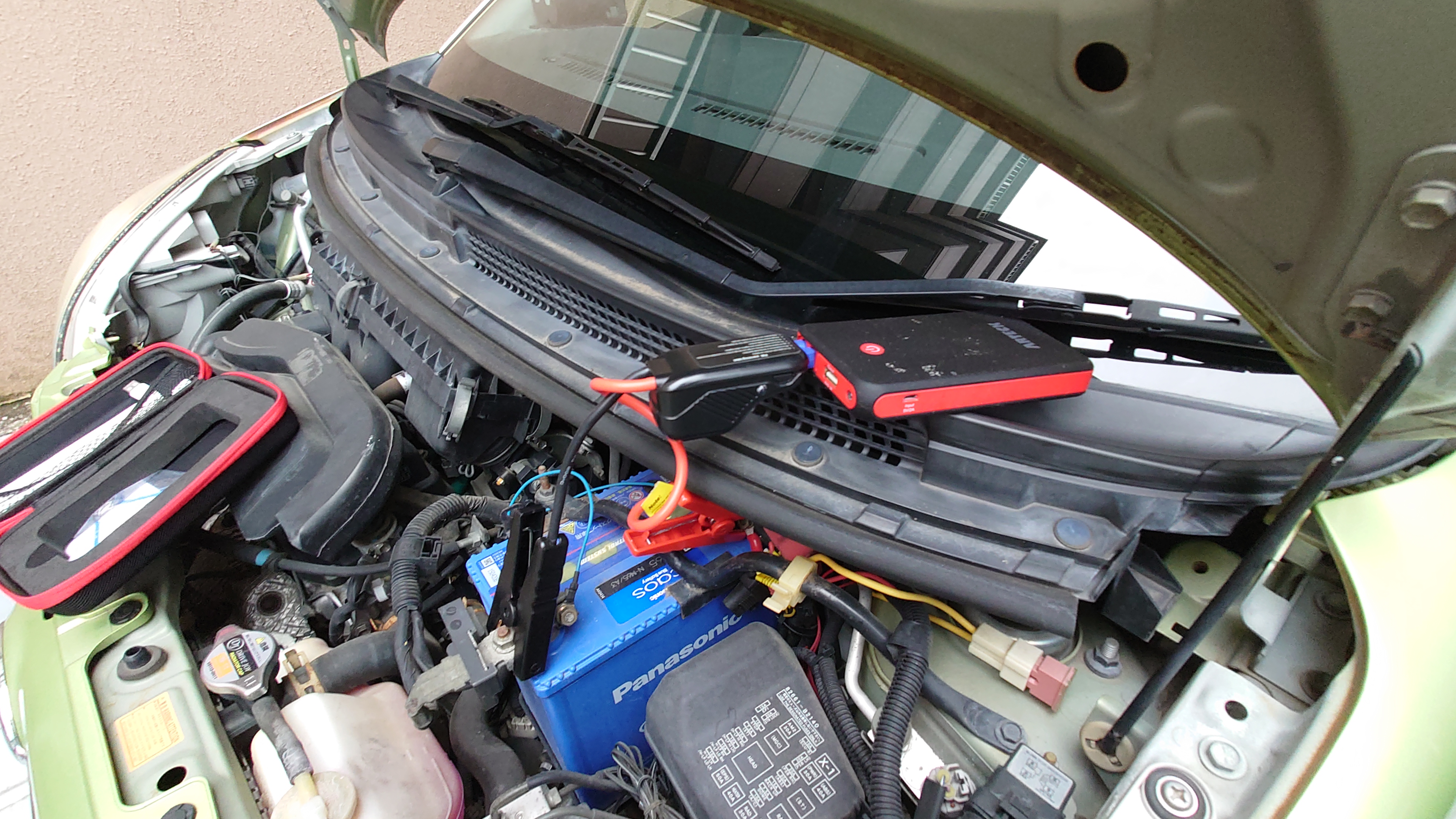 エンジンがかからないので、ジャンプスターターで起動させる