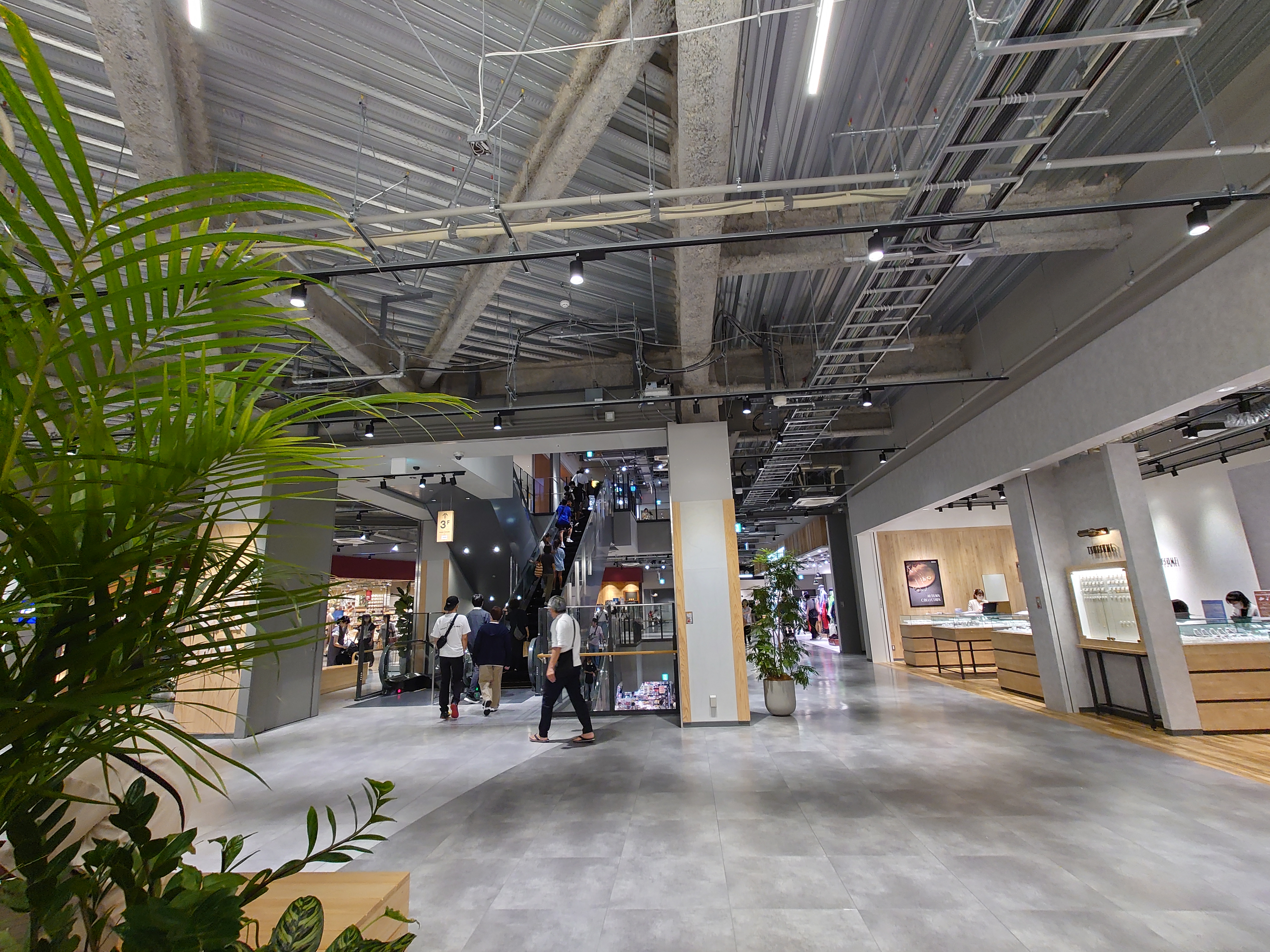 ソラトス店内３